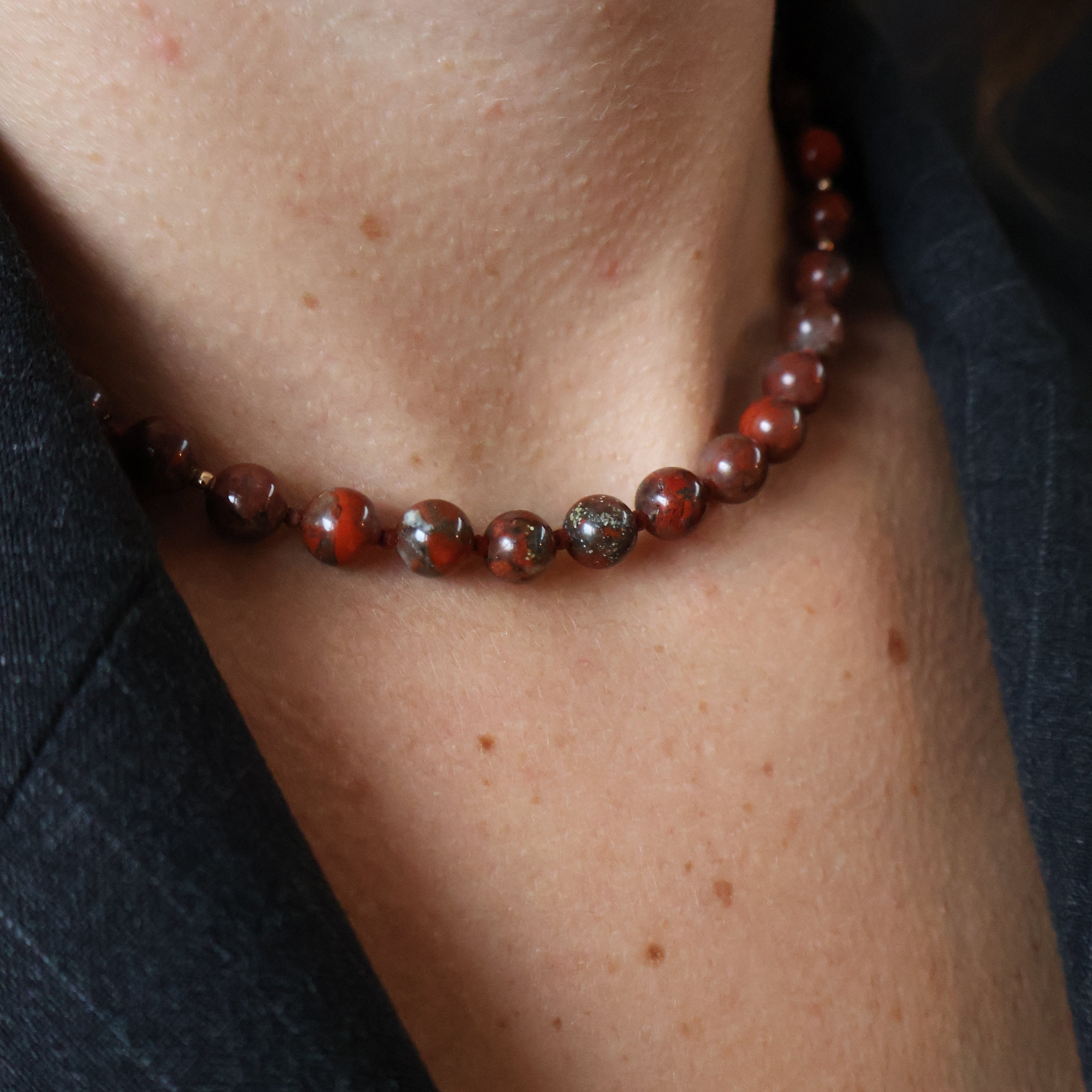 ketting van ronde rode jaspis en facet geslepen jaspis kralen