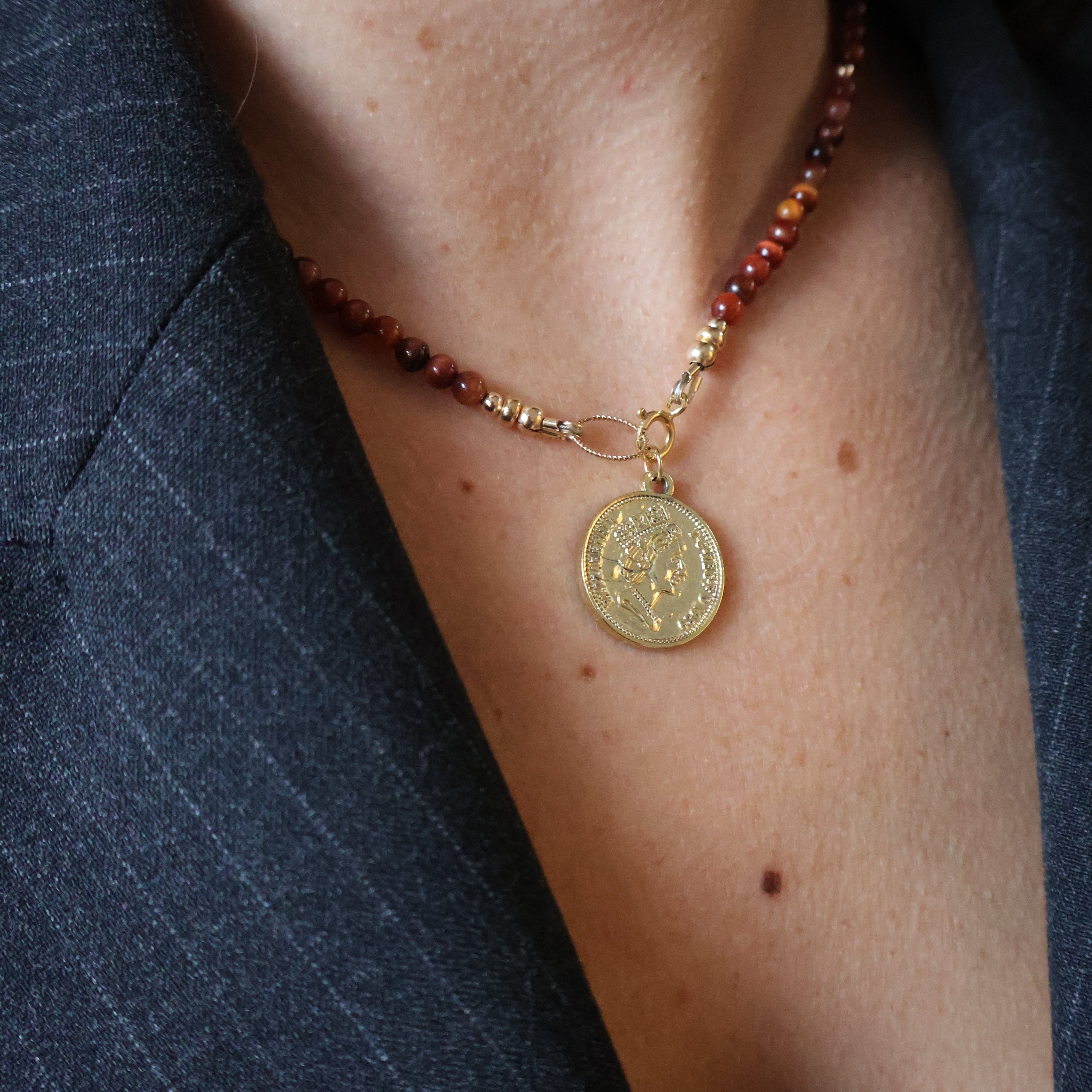 ketting van rode tijgeroog en goldfilled kralen