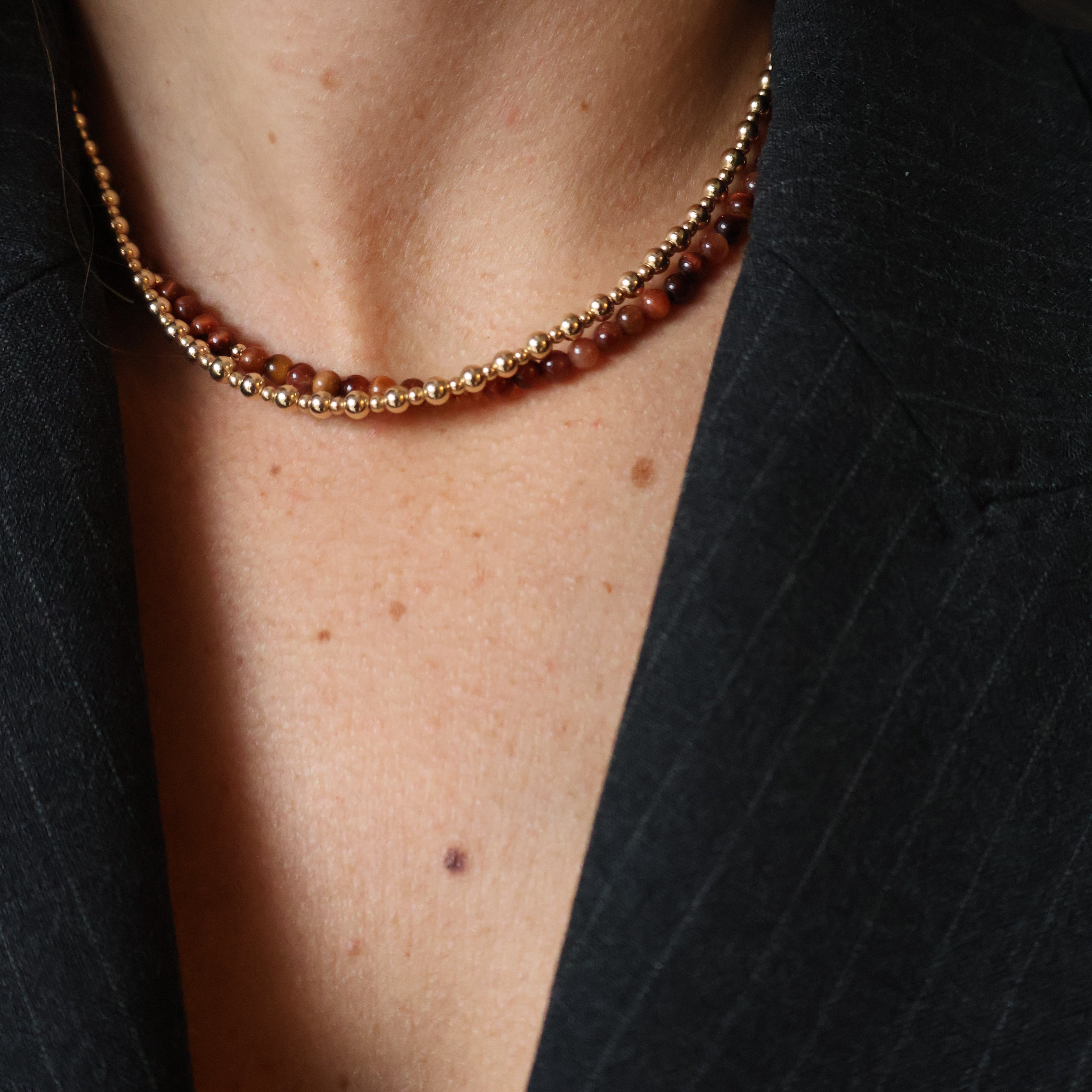 ketting van rode tijgeroog en goldfilled kralen