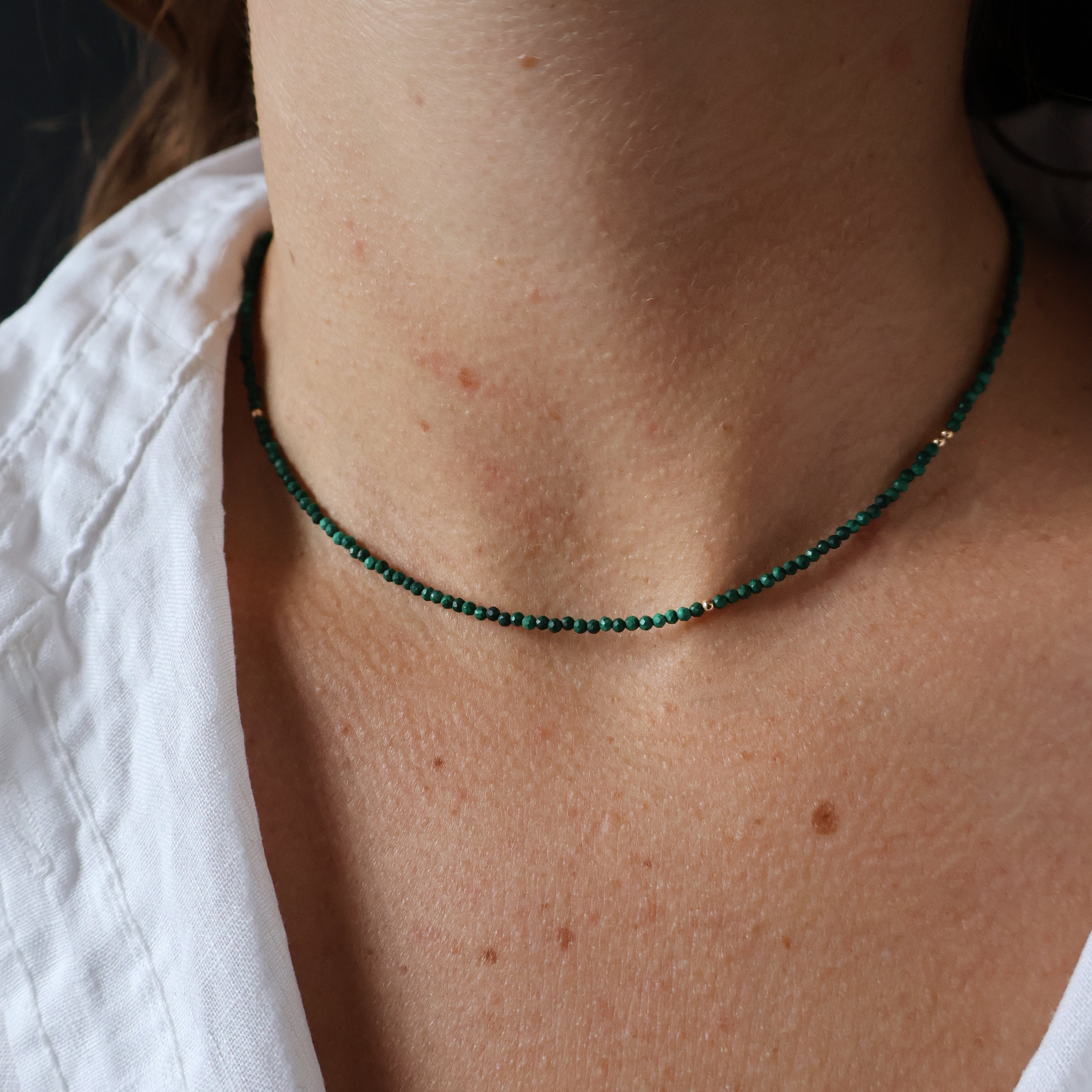 ketting van facet geslepen malachiet en goldfilled kraaltjes