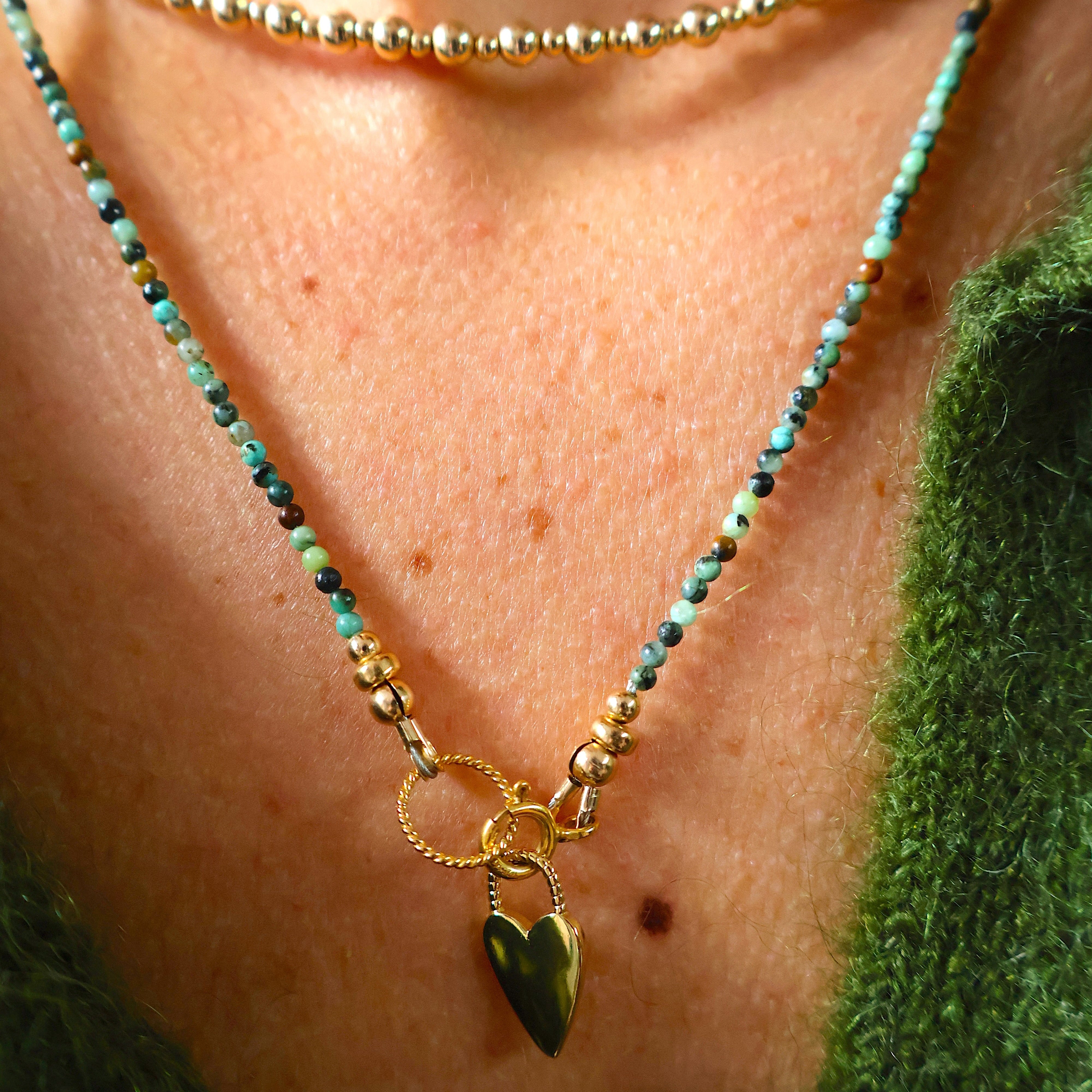 langere ketting van afrikaans turkoois en goldfilled kraaltjes