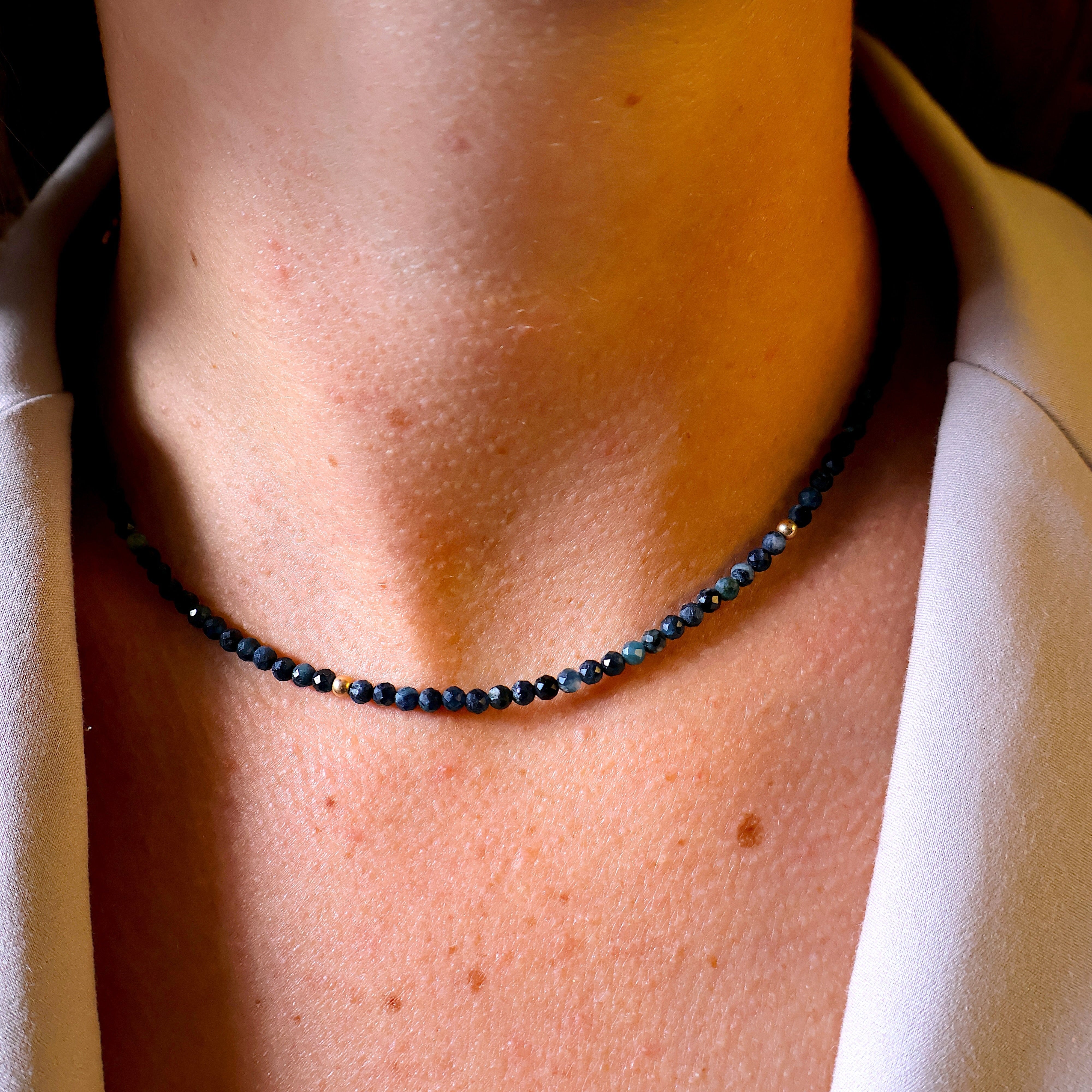 ketting van blauwe toermalijn facet en goldfilled kraaltjes