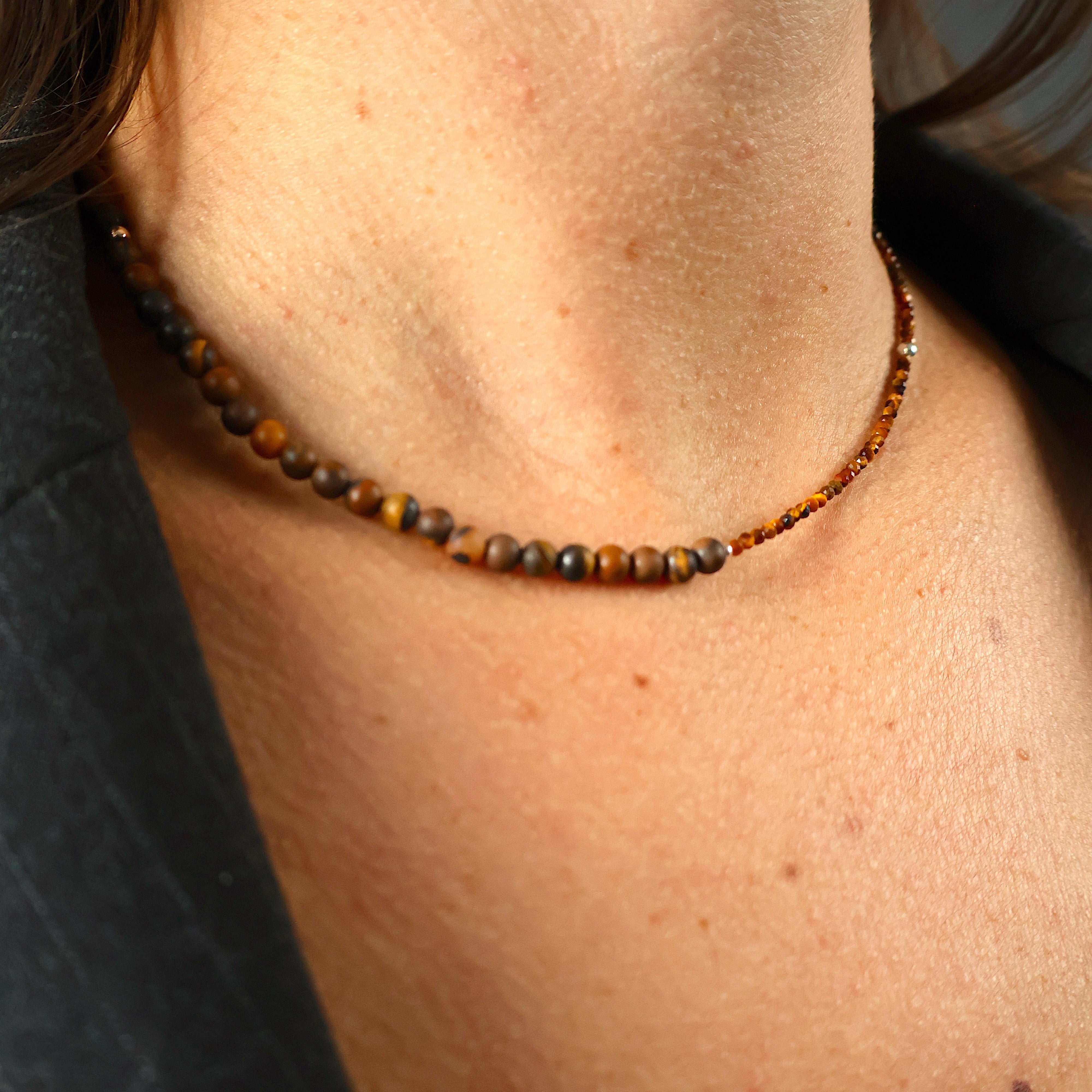 ketting van matte en facet geslepen tijgeroog en zilveren kralen