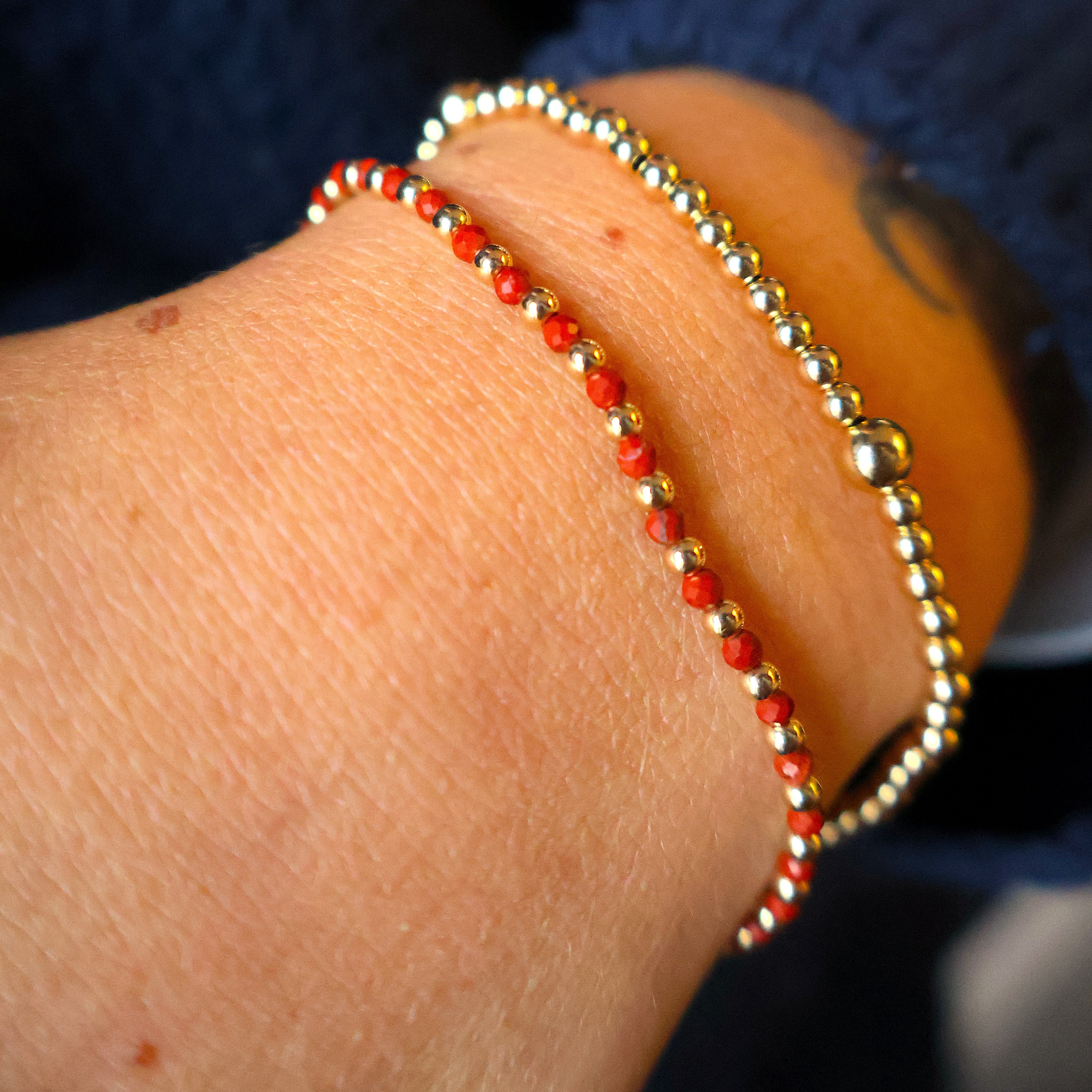 armbandje van rode jaspis en goldfilled kralen