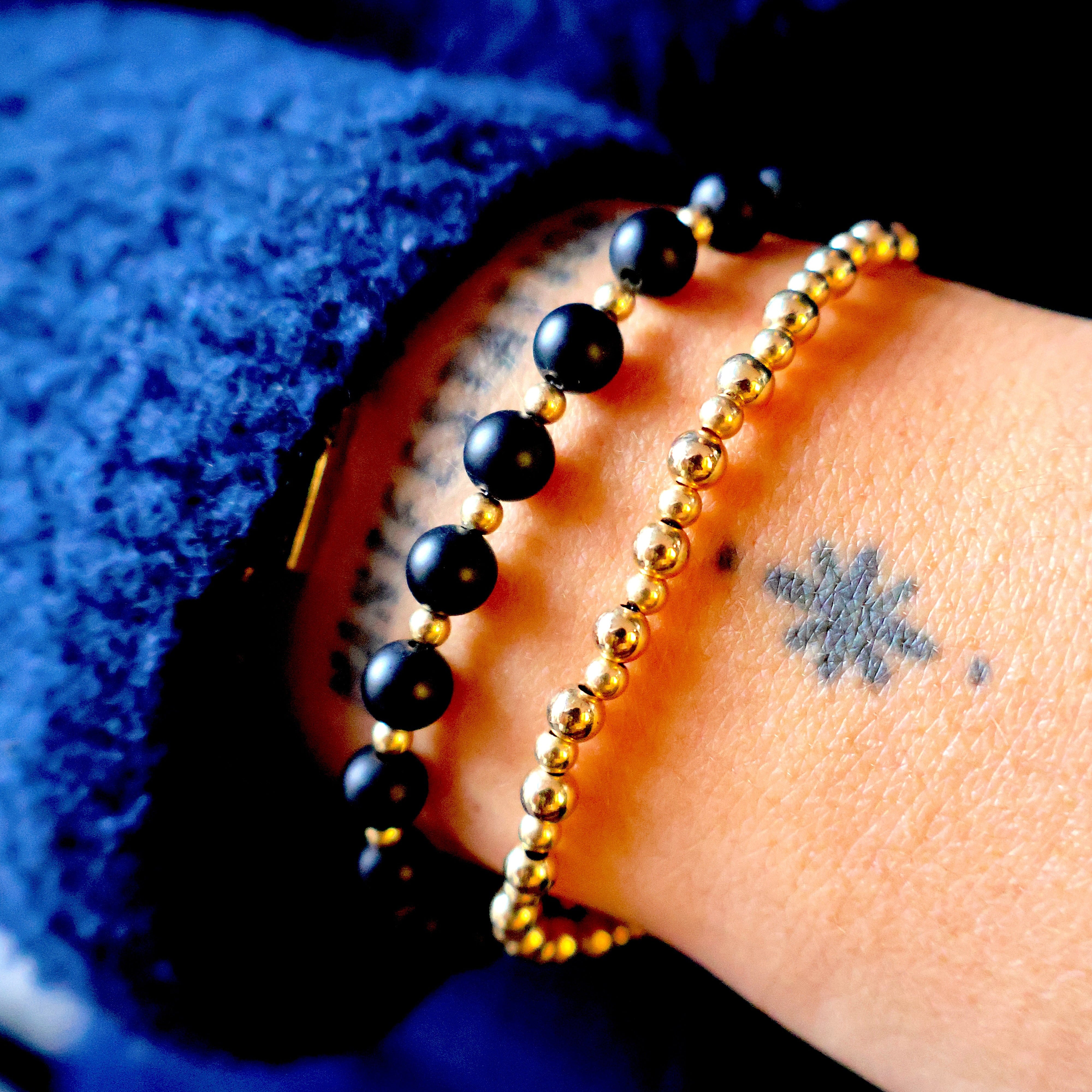 armband met zwarte matte onyx mat afgewisseld met goldfilled kralen