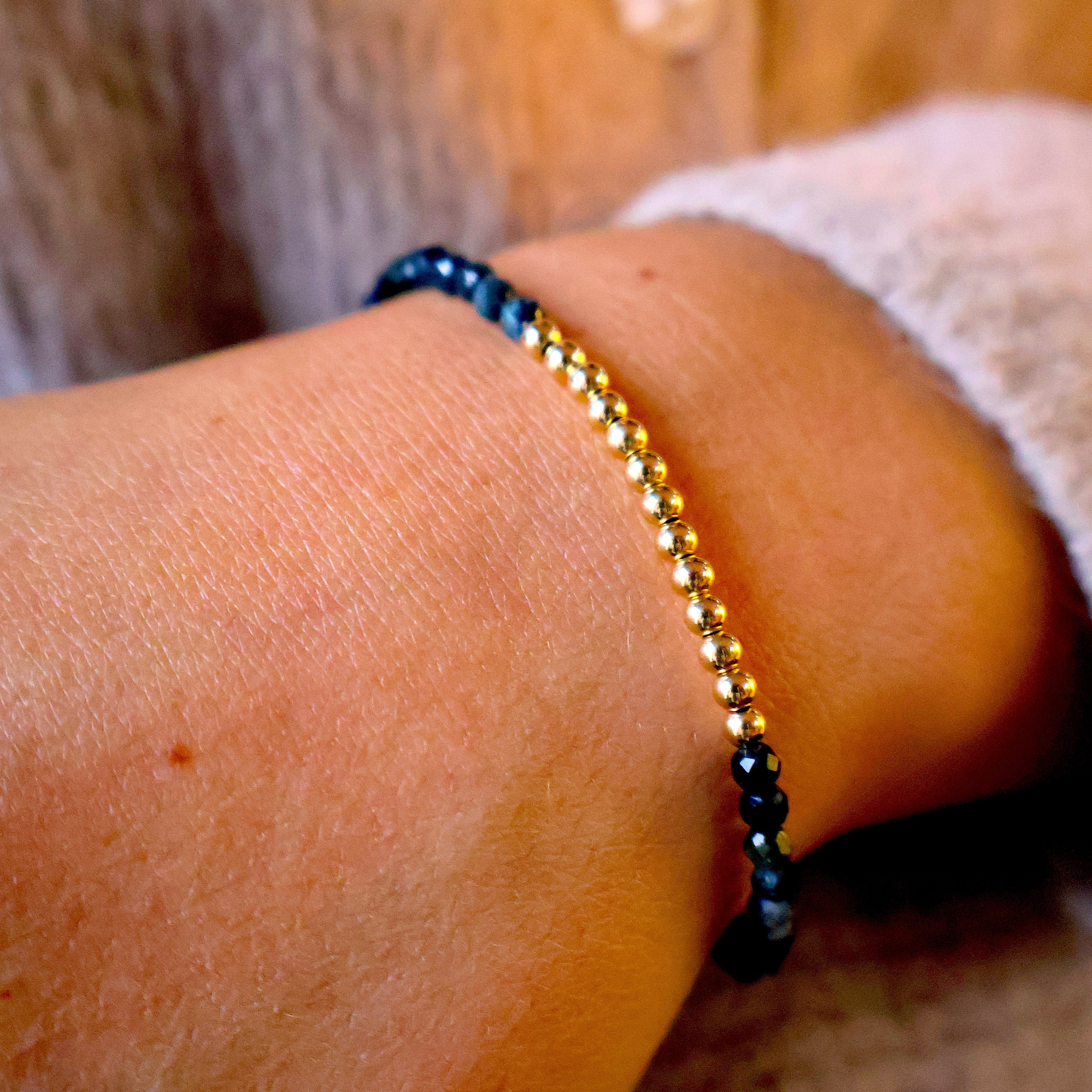 armband van facet geslepen blauwe toermalijn en goldfilled kralen