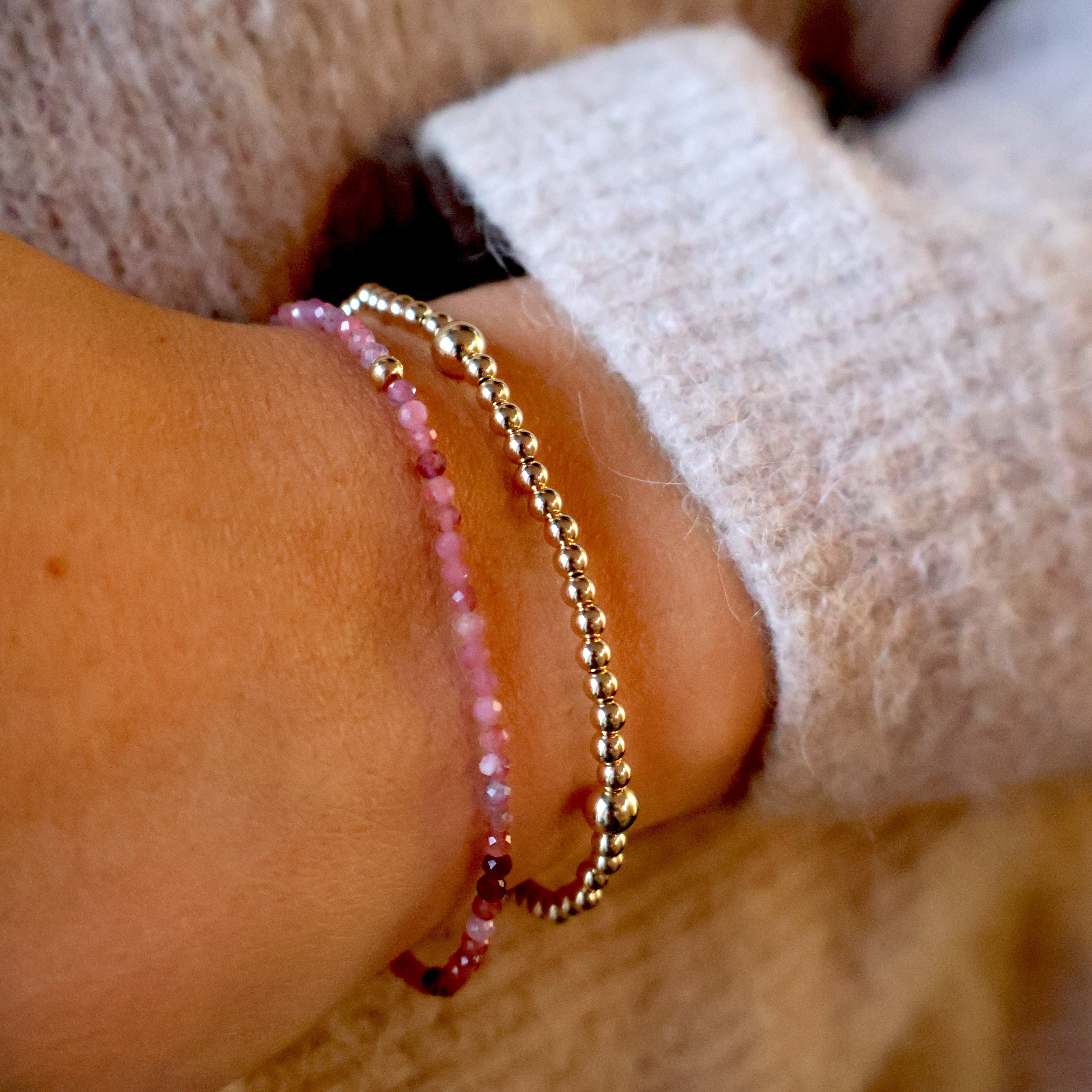 fijn armbandje van roze toermalijn facet en goldfilled kraaltjes