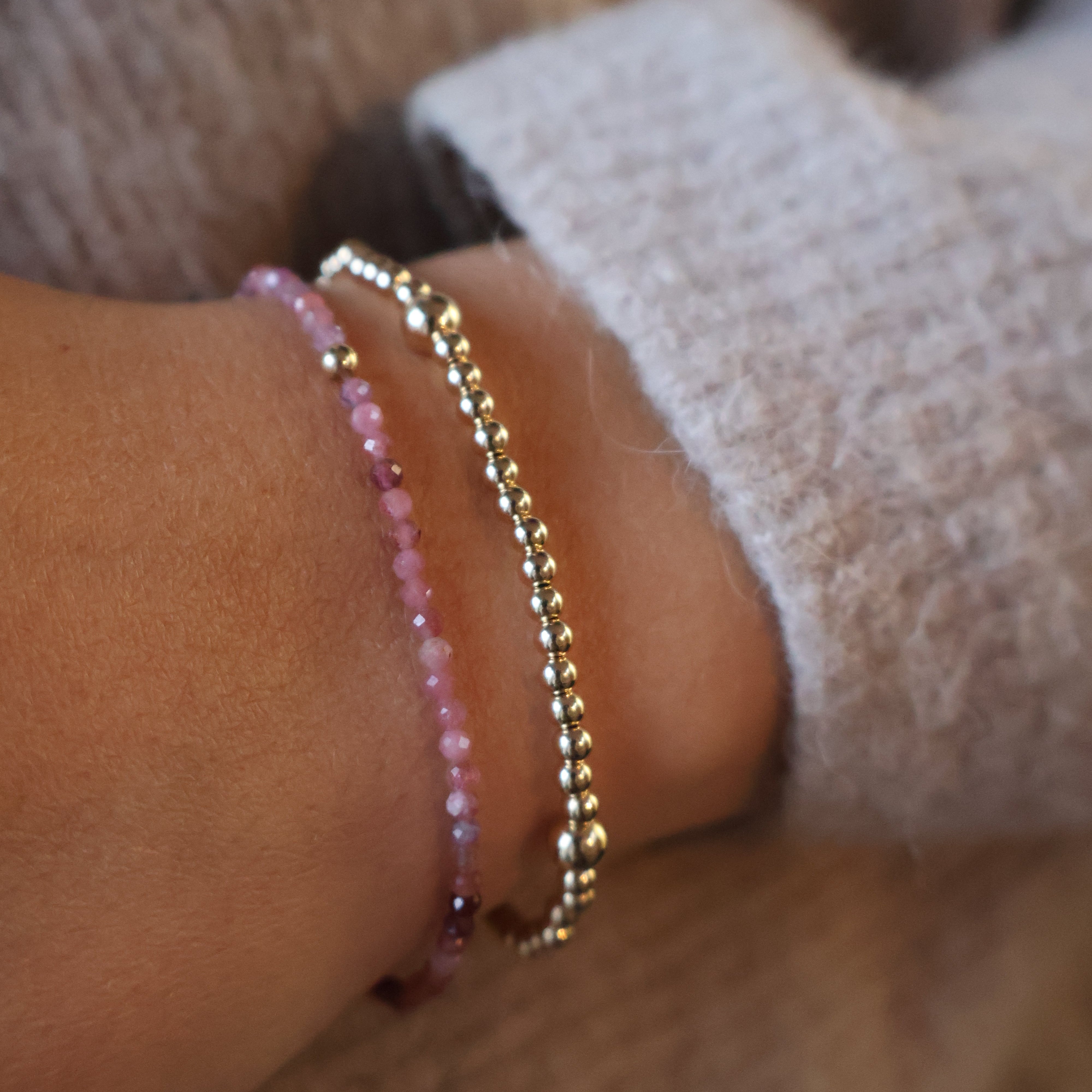 fijn armbandje van facet geslepen roze toermalijn en goldfilled kraaltjes