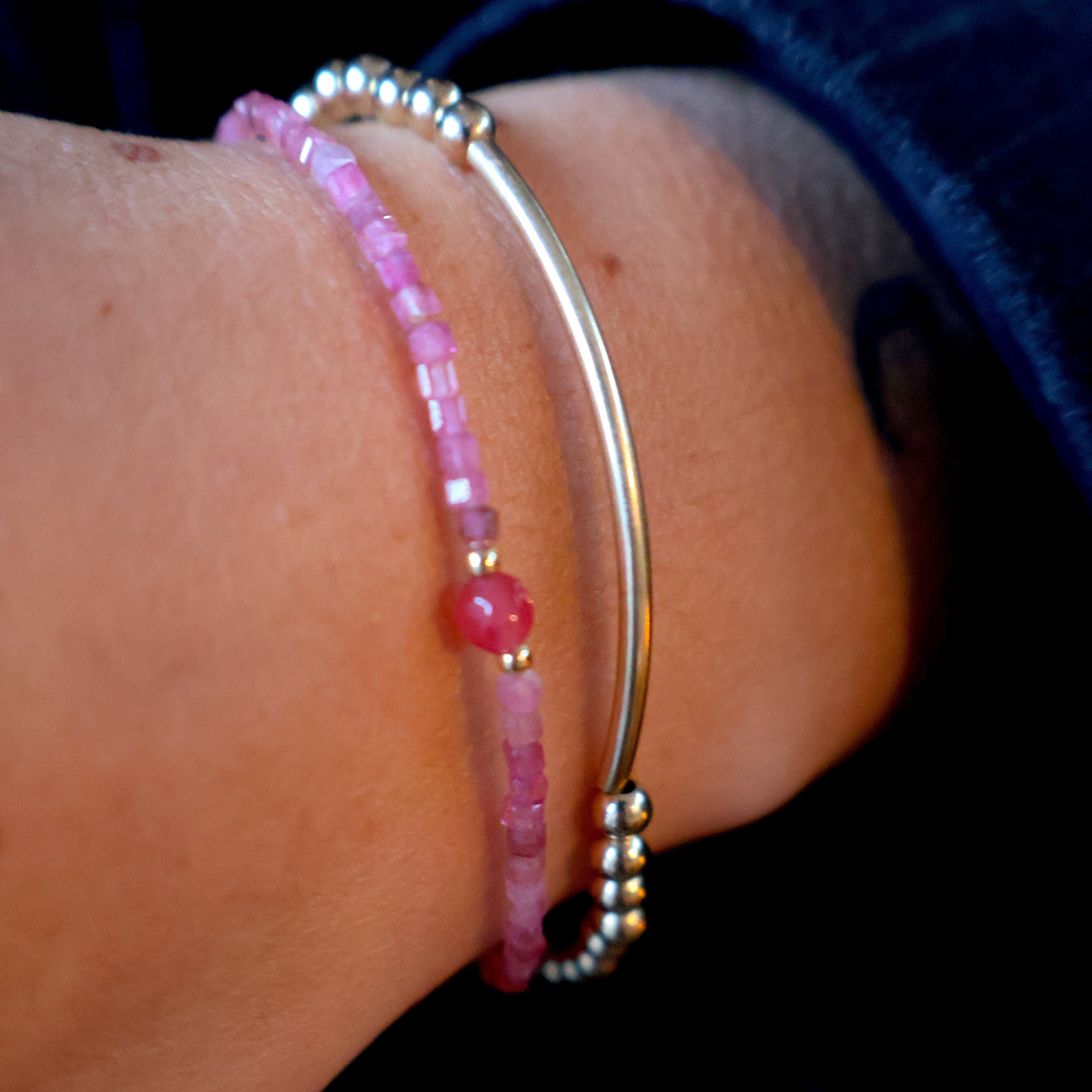 fijn armbandje van roze toermalijn facet, roze kwarts en goldfilled kralen