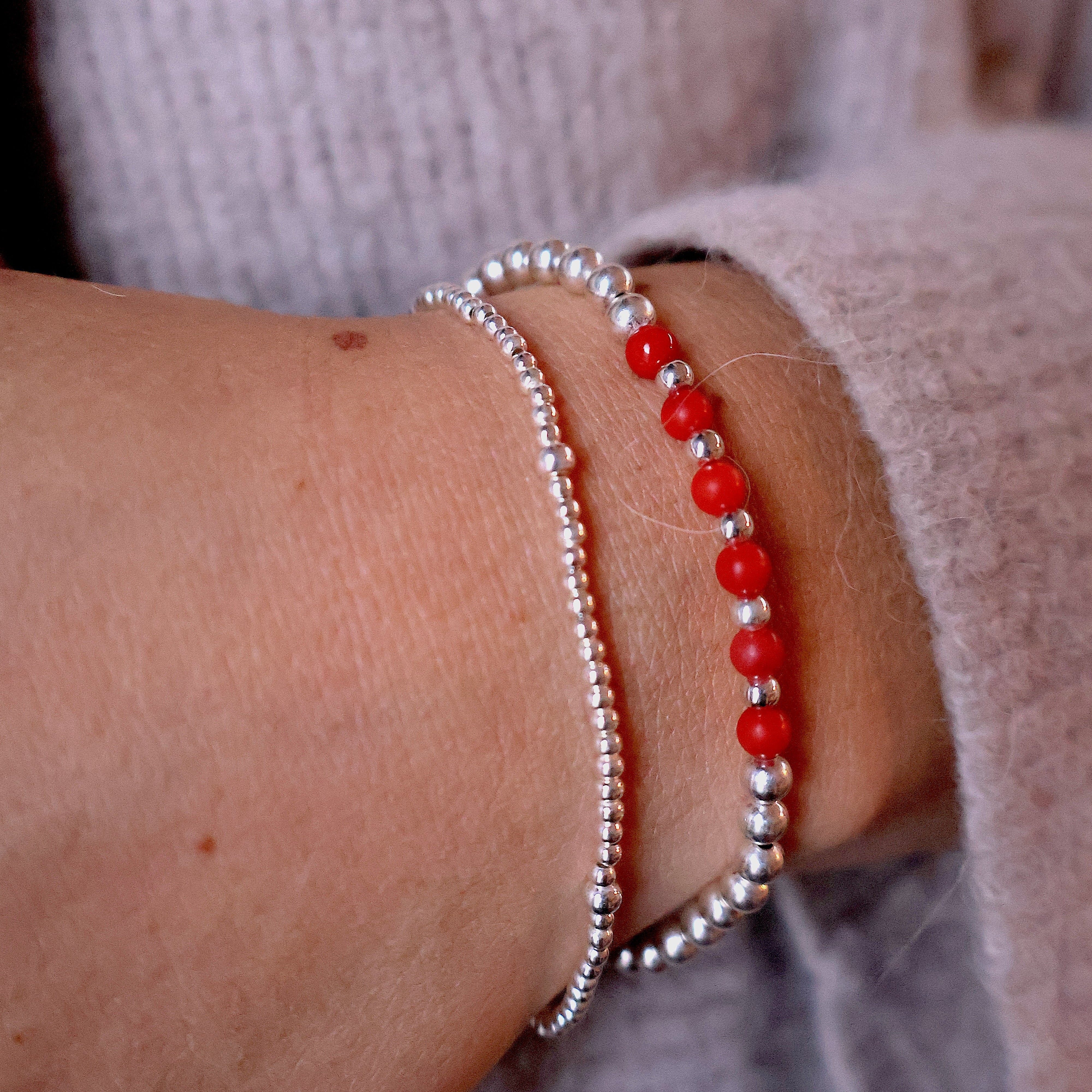 armband van sterling zilver met in het midden kralen van koraal