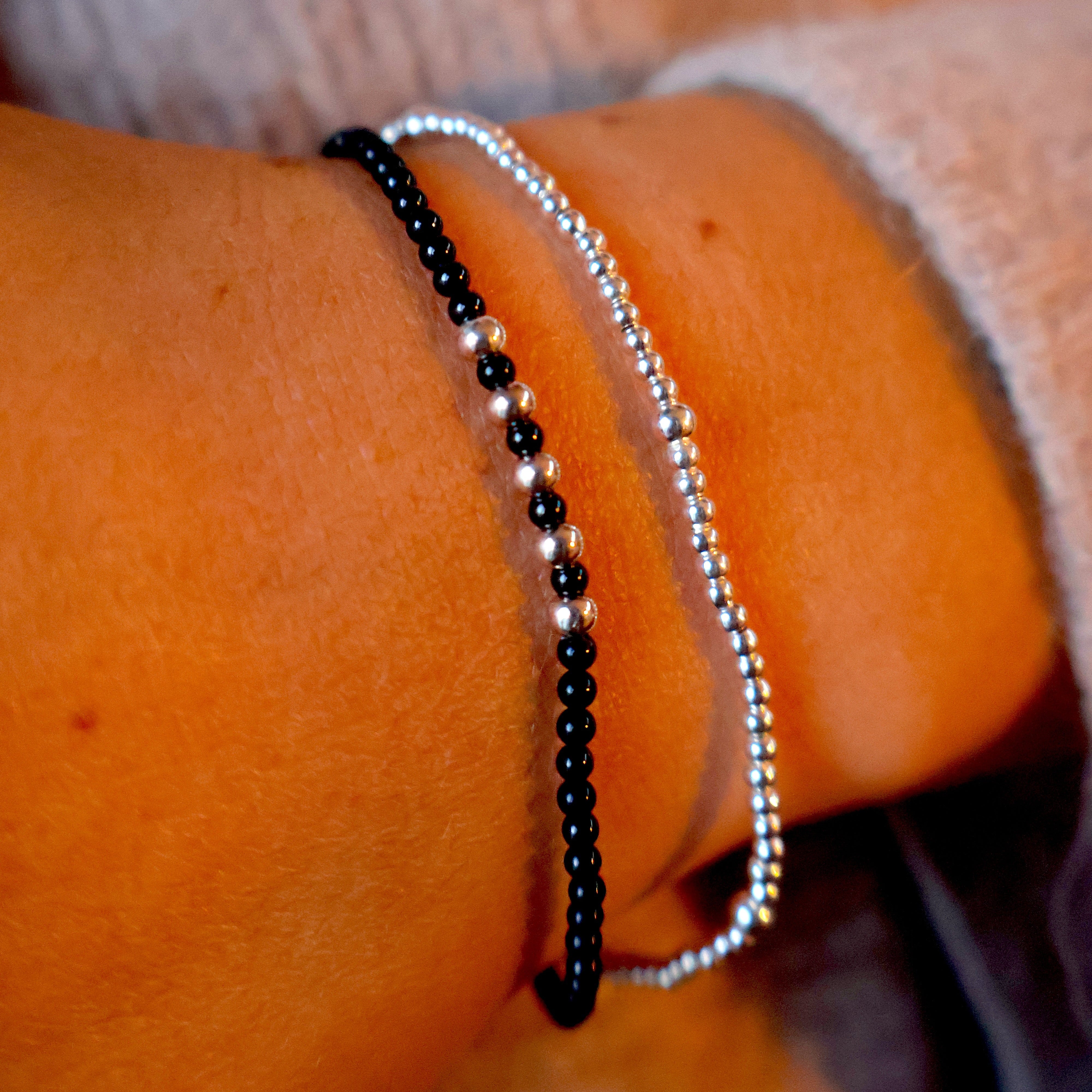 fijn armbandje van onyx en zilveren kralen