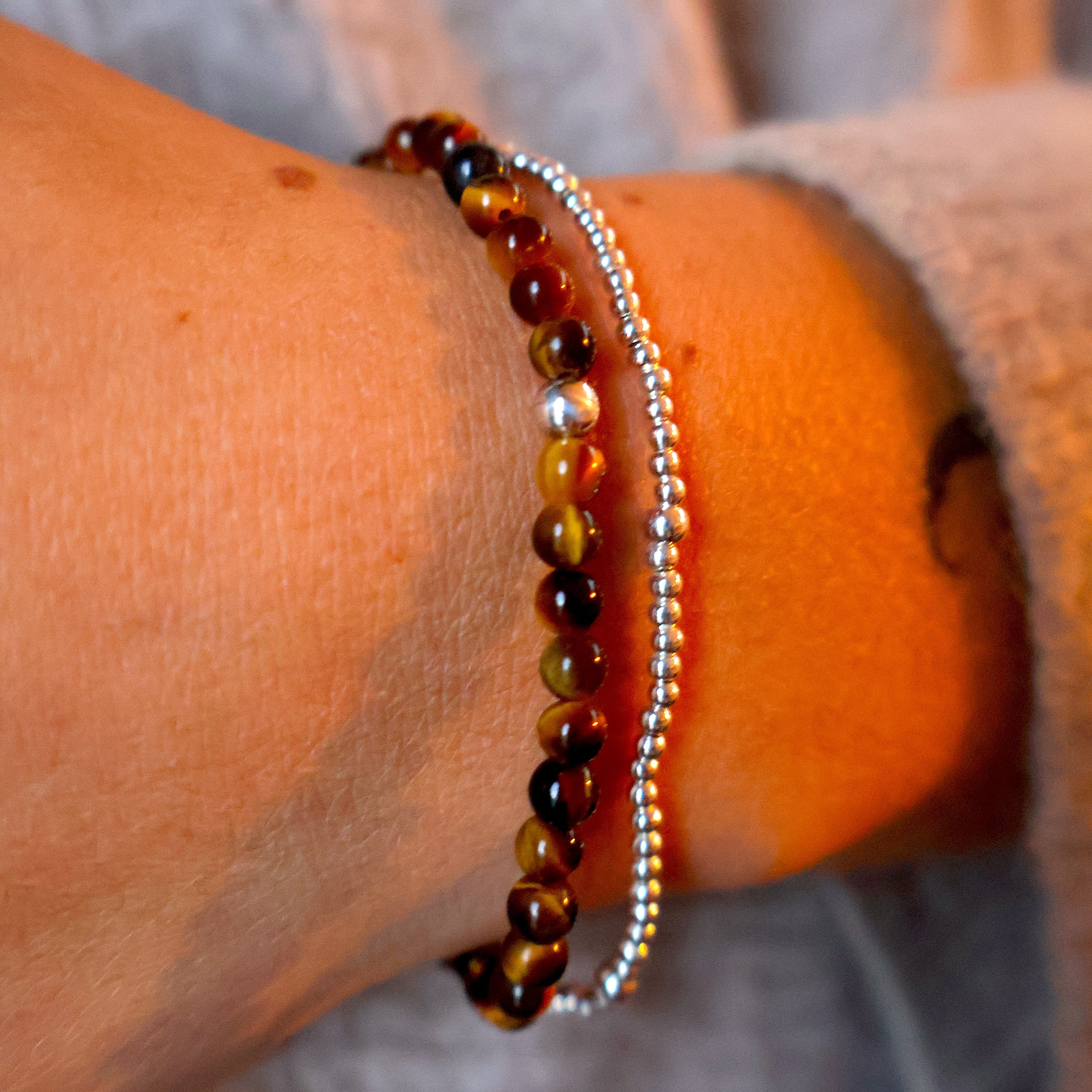 armbandje van ronde tijgeroogkralen en een sterling zilveren kraal