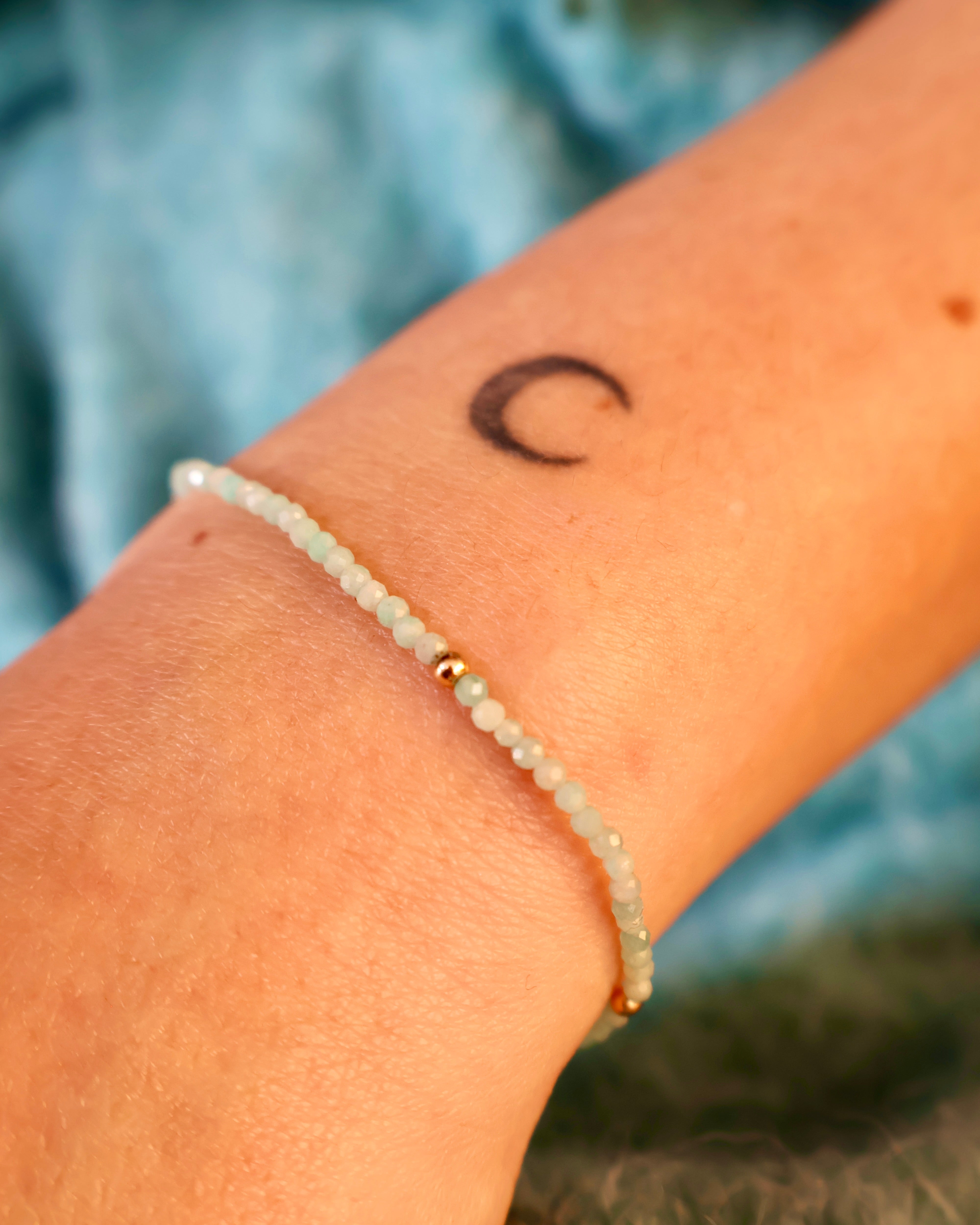 armband van lichtblauw amazoniet en goldfilled kralen