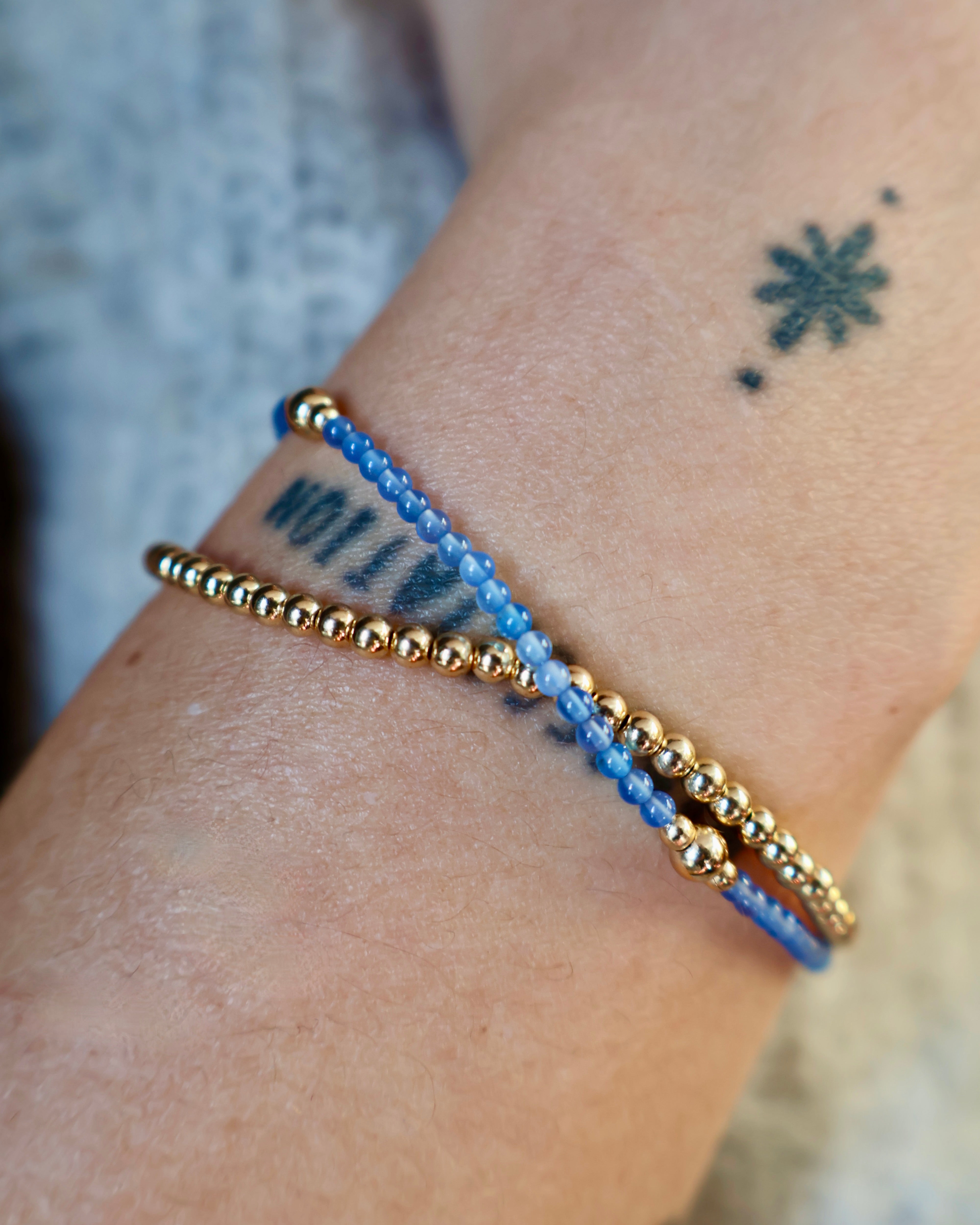 armband van lichtblauw agaat en goldfilled kralen