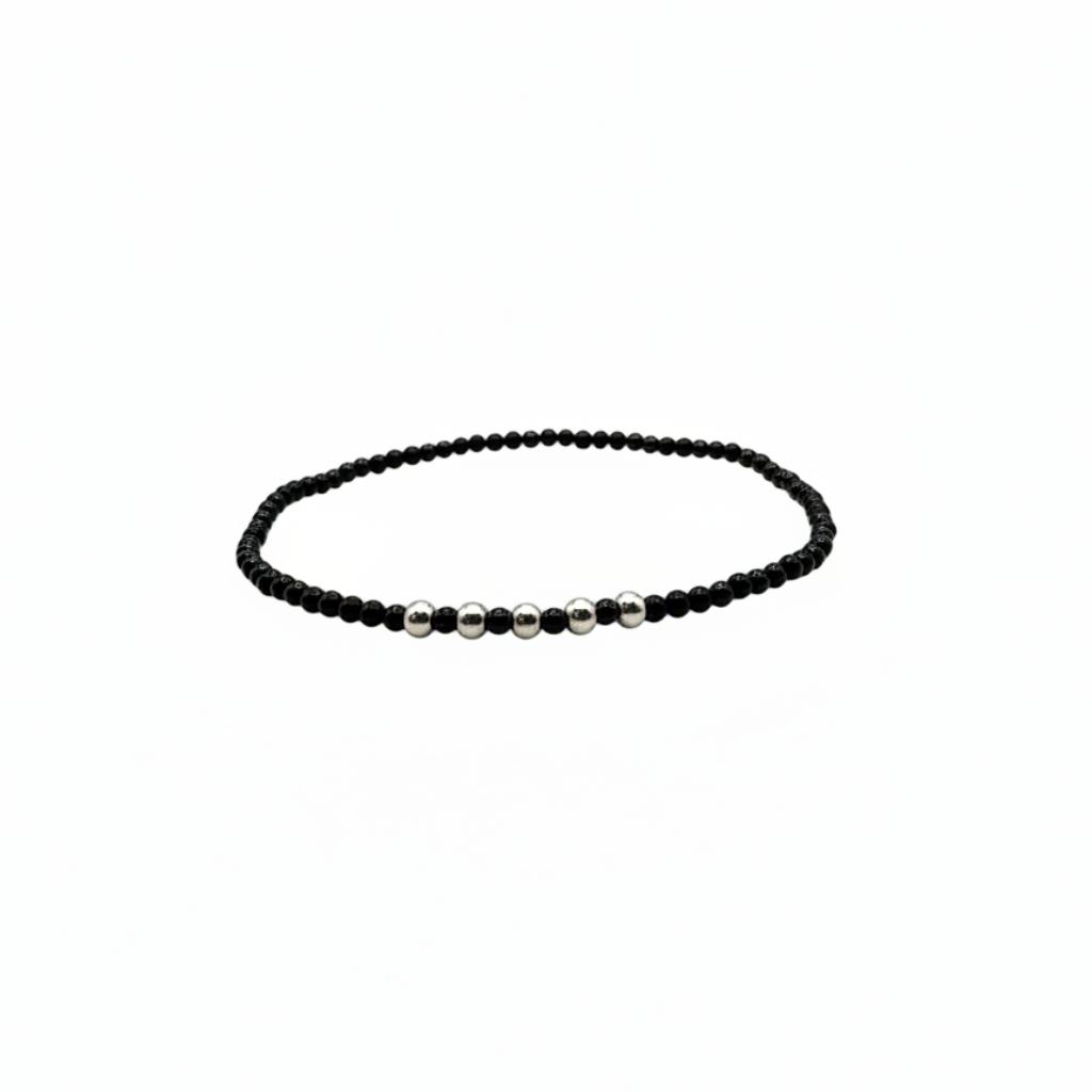 fijn armbandje van onyx en zilveren kralen