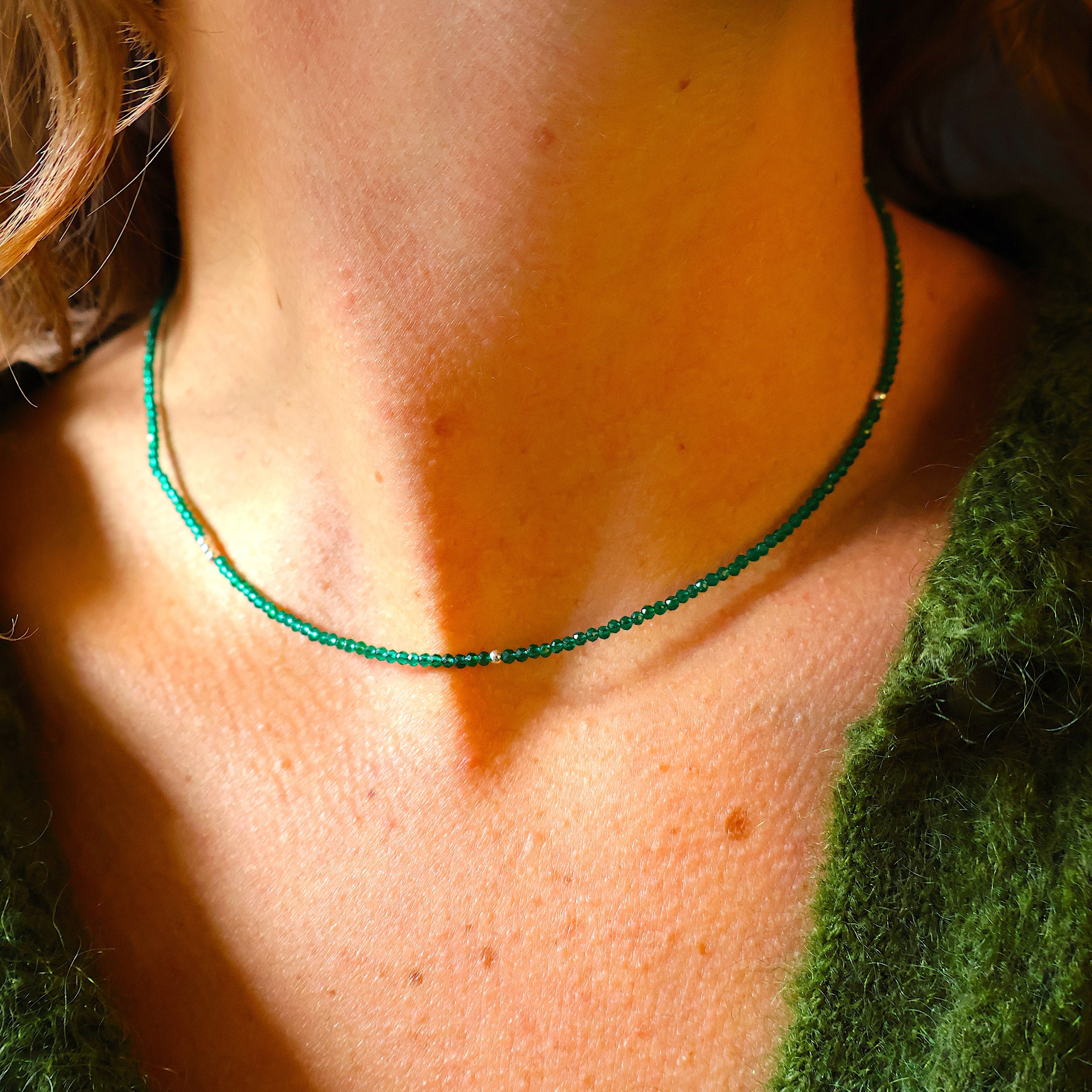 ketting van groen facet natuursteen en sterling zilveren kraaltjes