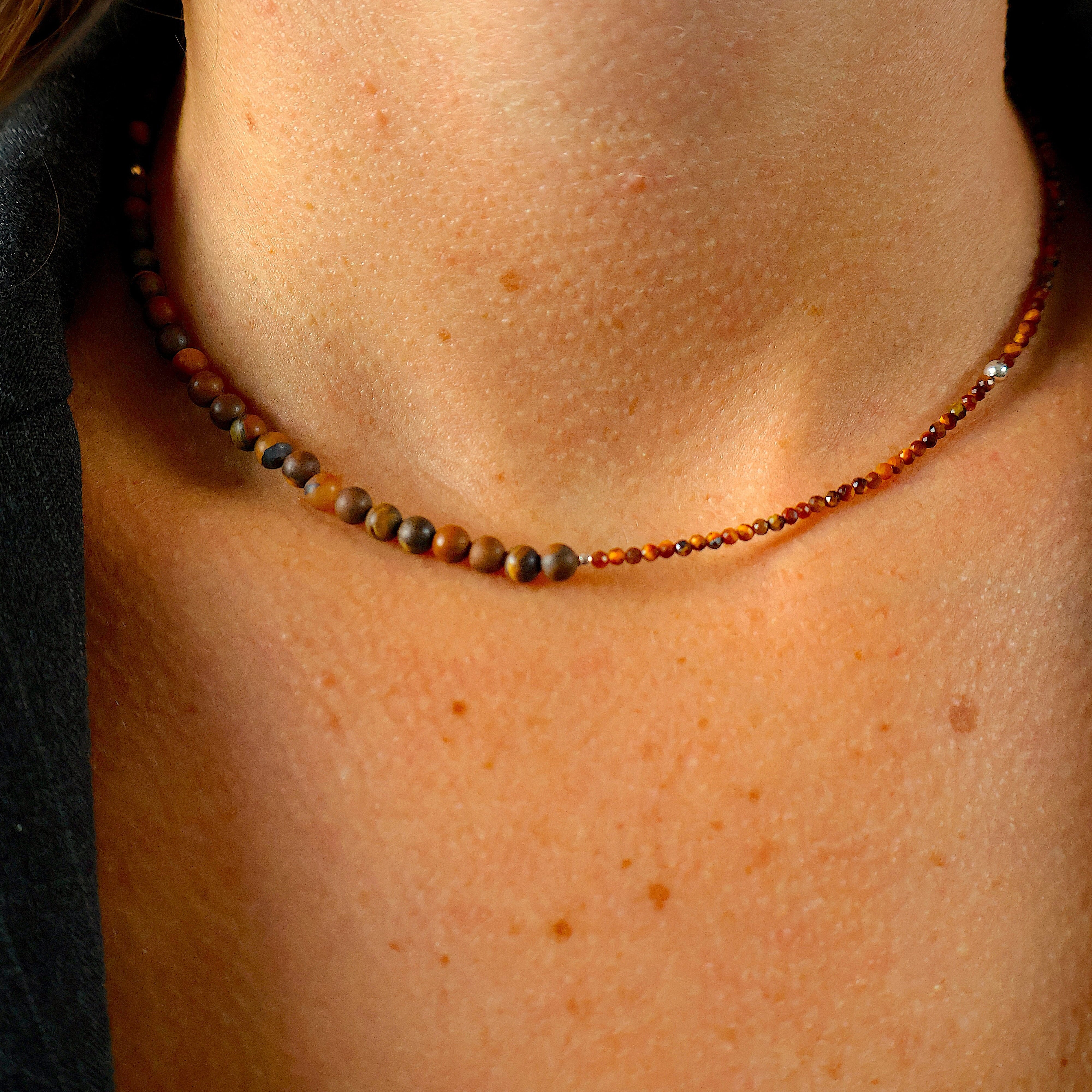 ketting van matte en facet geslepen tijgeroog en zilveren kralen