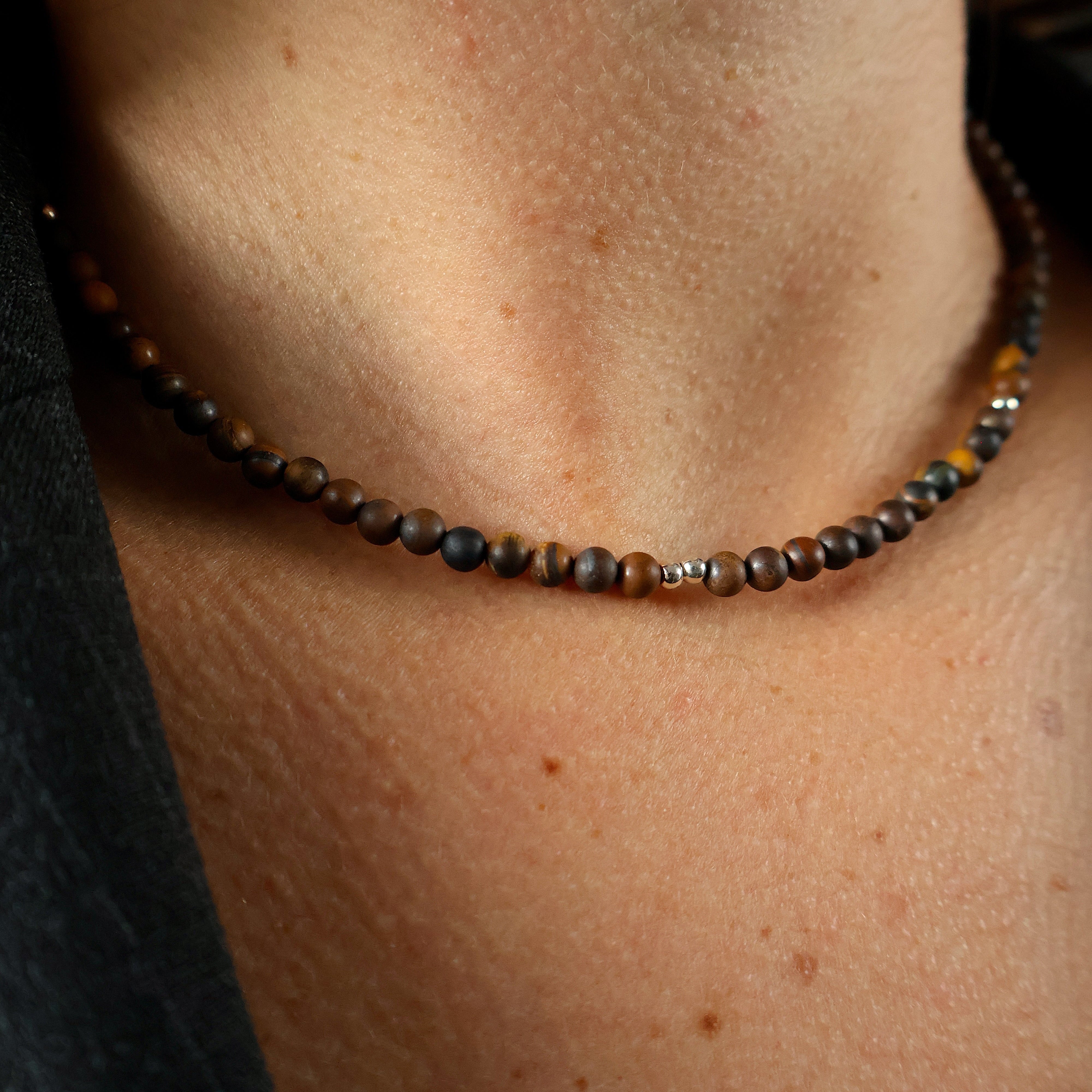 ketting van matte tijgeroog en sterling zilveren kralen