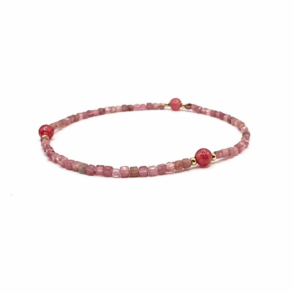 fijn armbandje van roze toermalijn facet, roze kwarts en goldfilled kralen