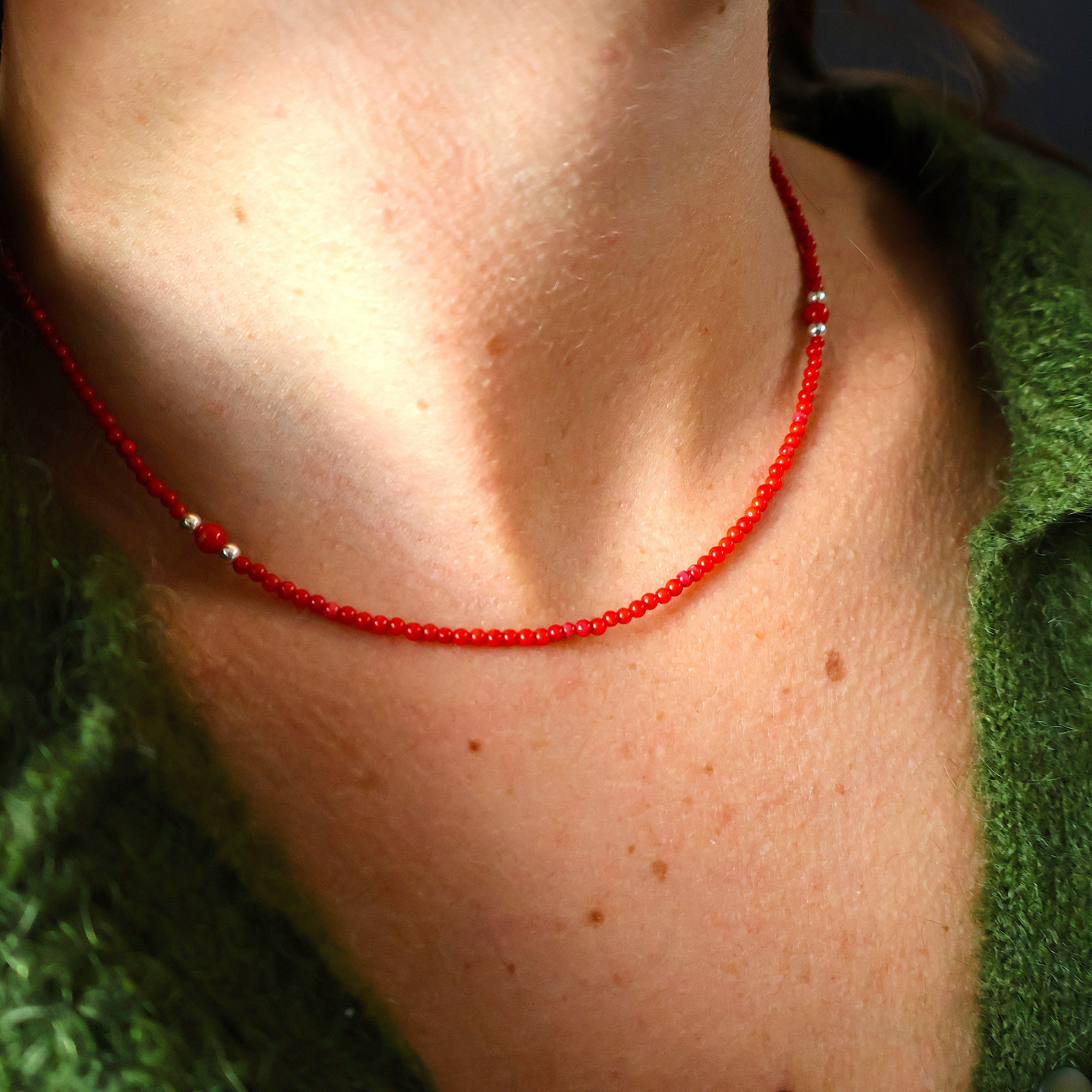 ketting met fijne koraal en sterling zilver kraaltjes