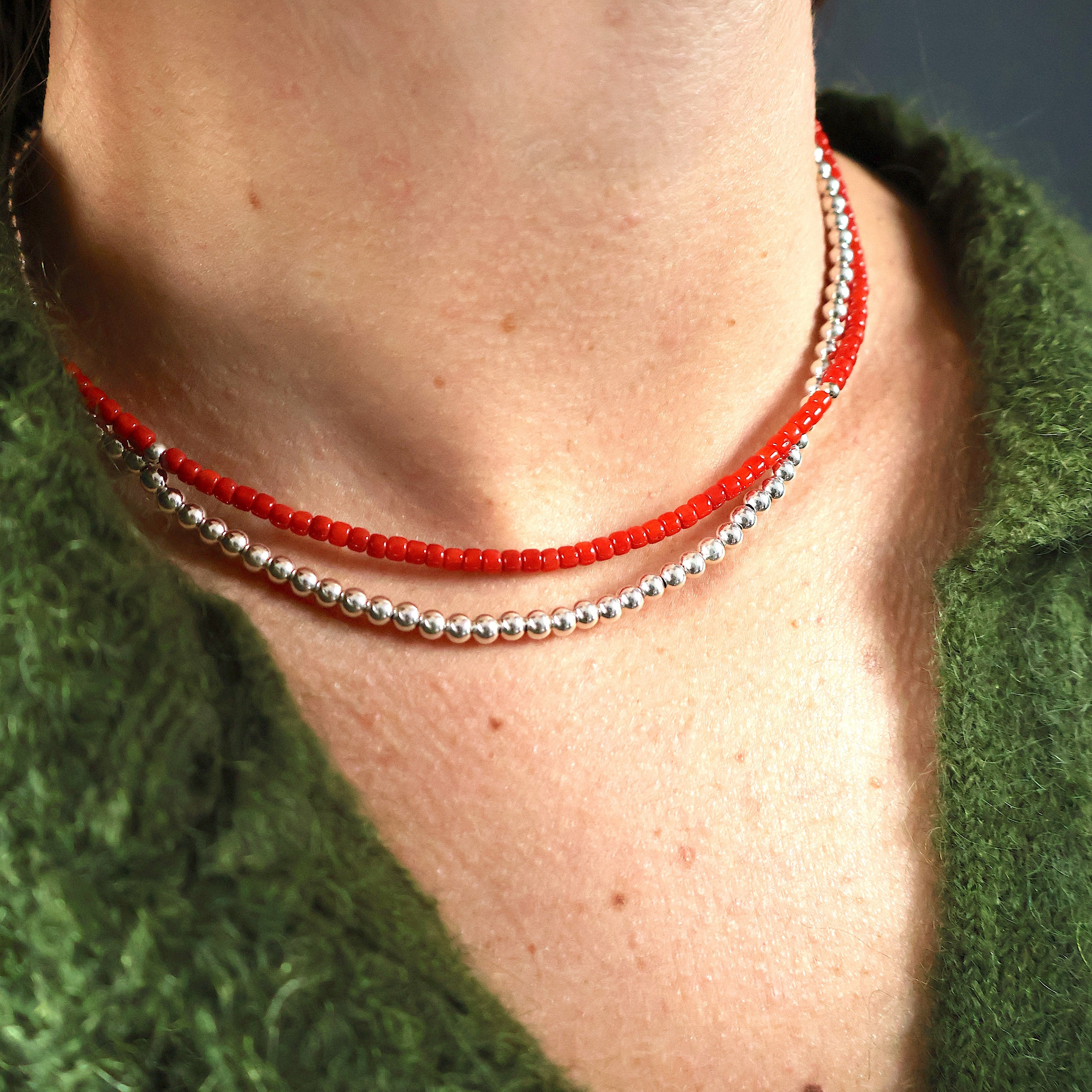 ketting van cilindervorm koraal en sterling zilver kralen