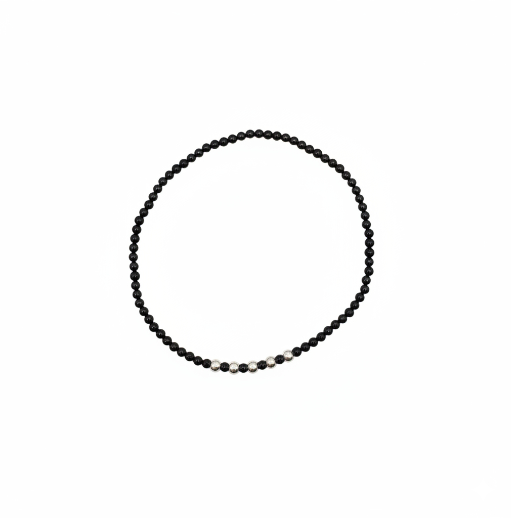 fijn armbandje van onyx en zilveren kralen