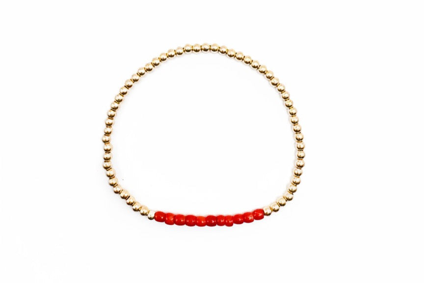 armband goldfilled en bloedkoraal kralen