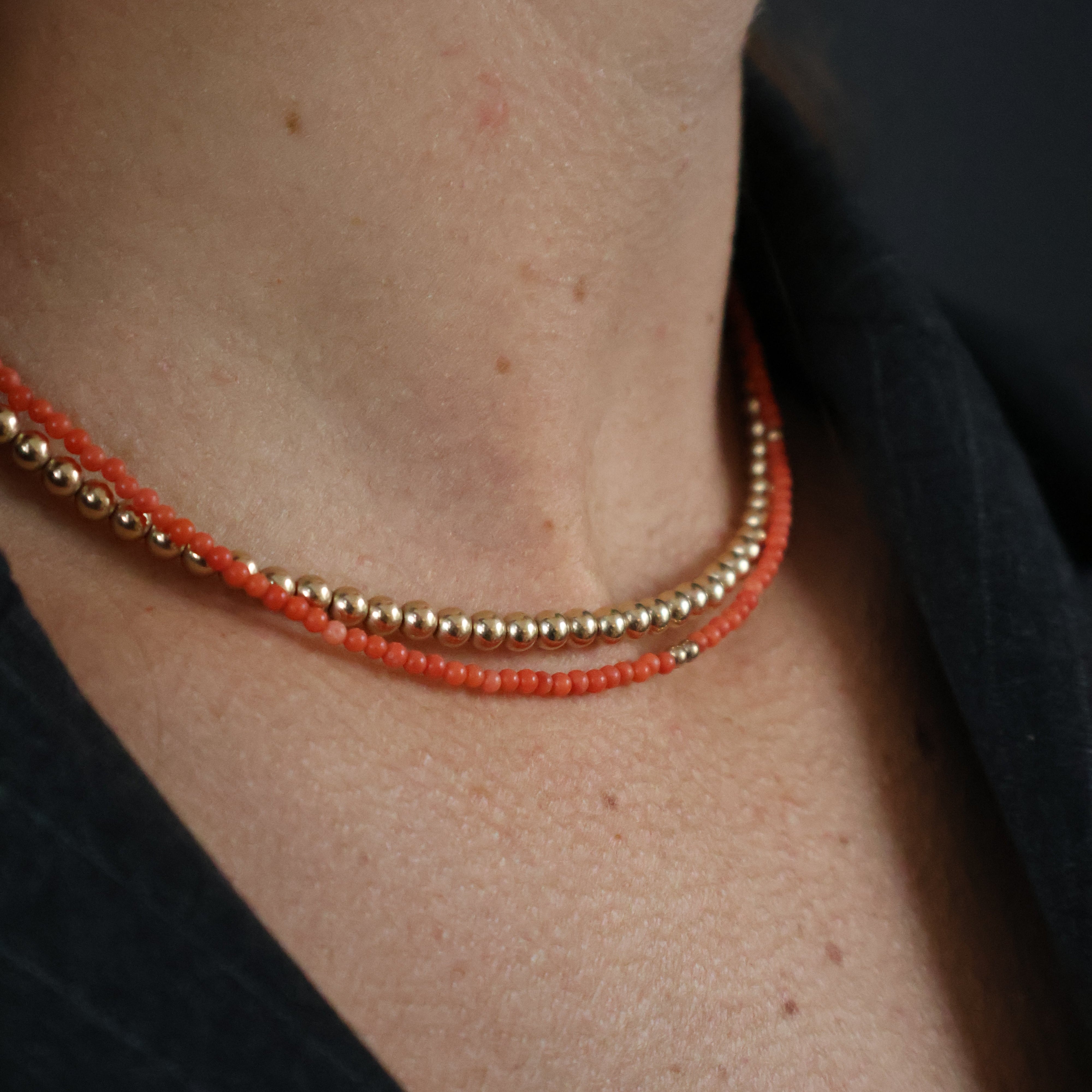 fijne ketting  van koraal en goldfilled kralen