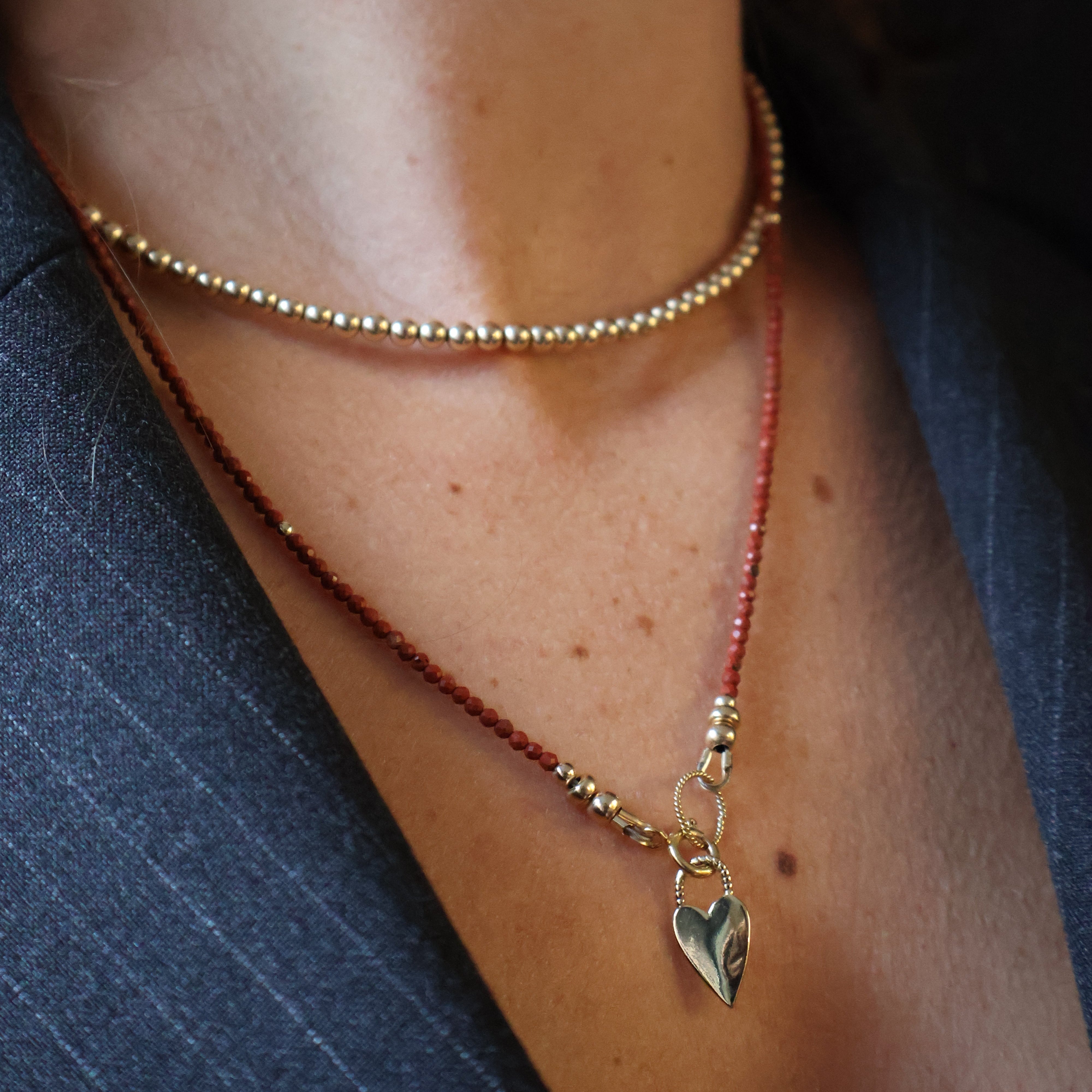 langere ketting van facet geslepen rode jaspis en goldfilled kralen