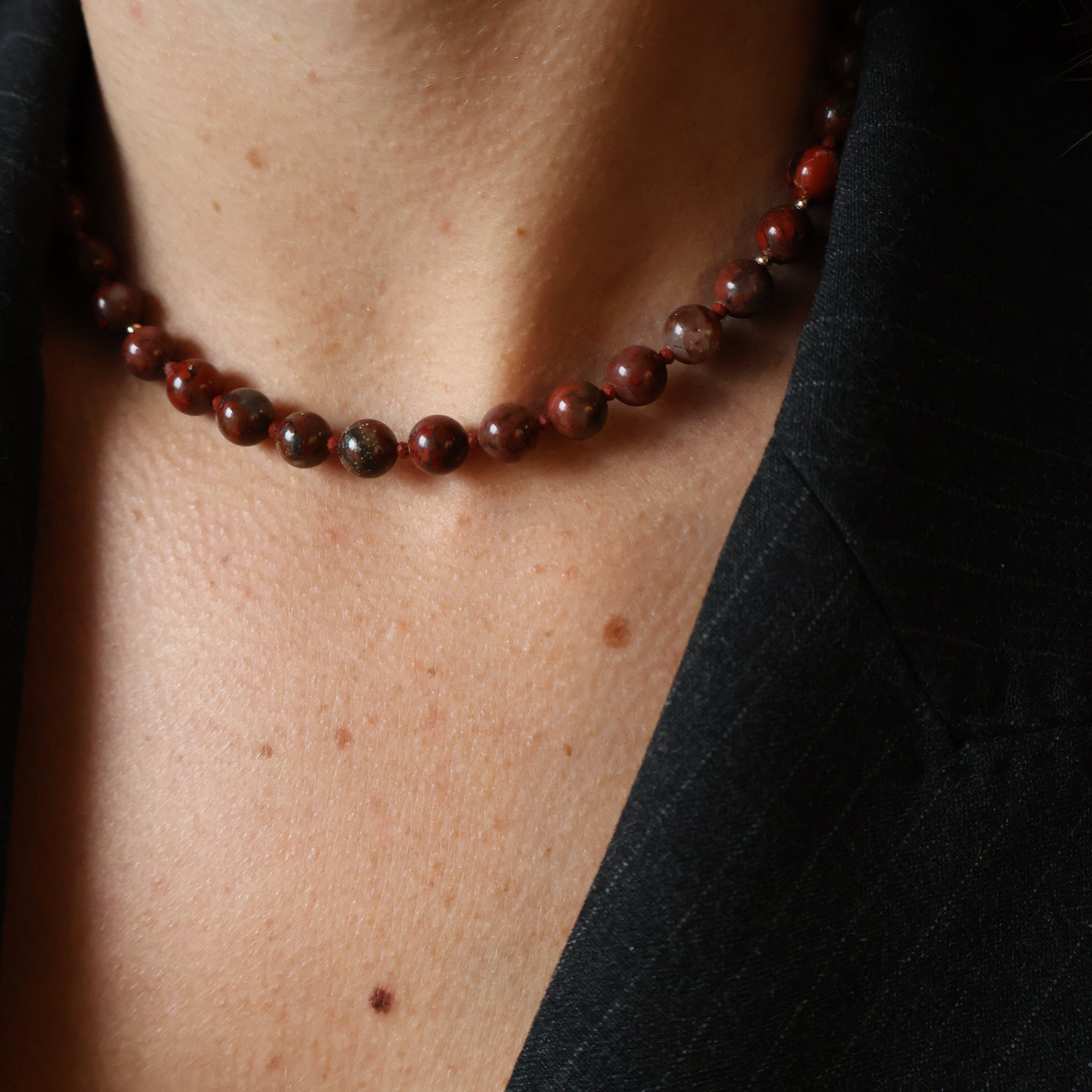 ketting van ronde rode jaspis en facet geslepen jaspis kralen