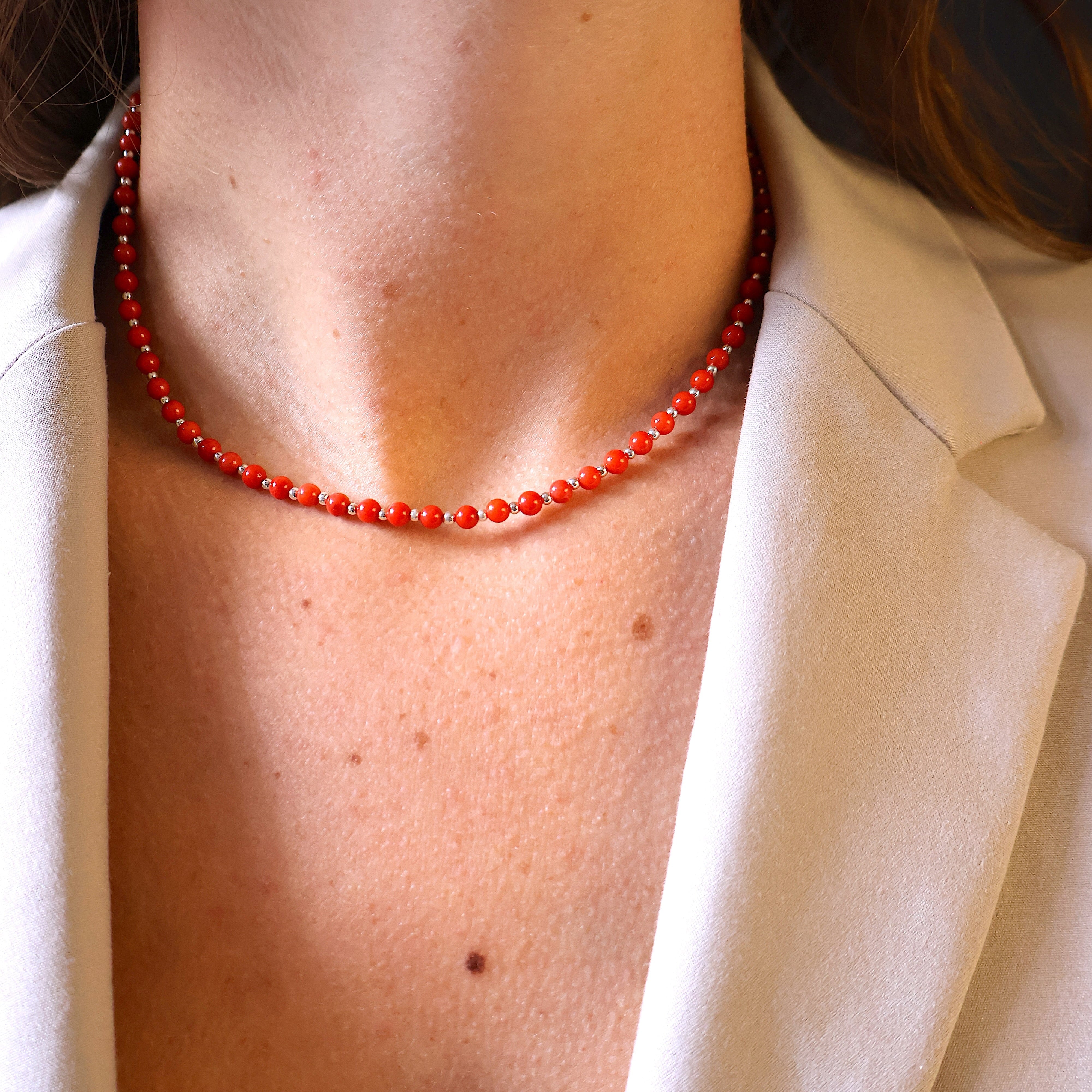 ketting van rond koraal en zilveren kralen