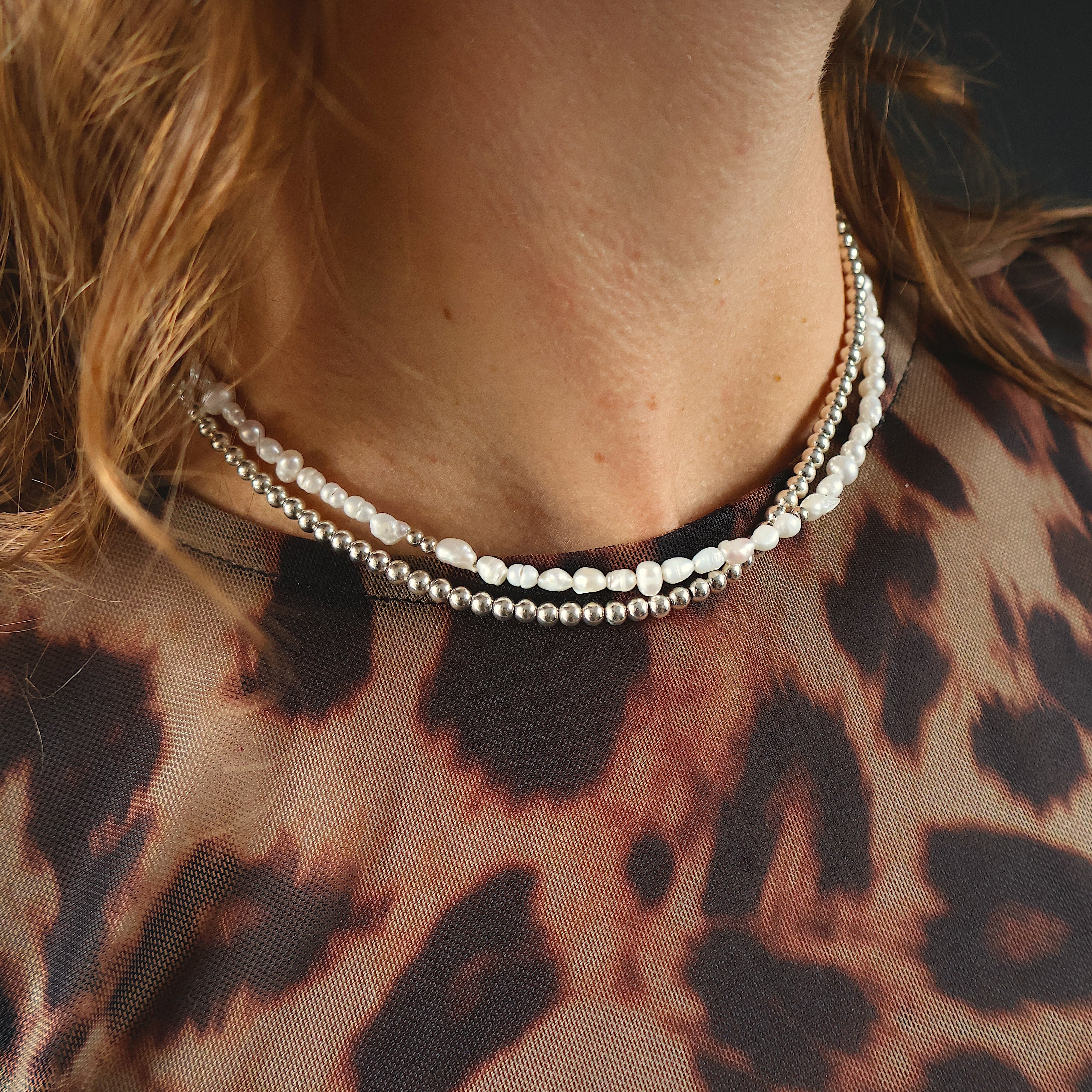 ketting van kleine zoetwaterparels met sterling zilveren kralen