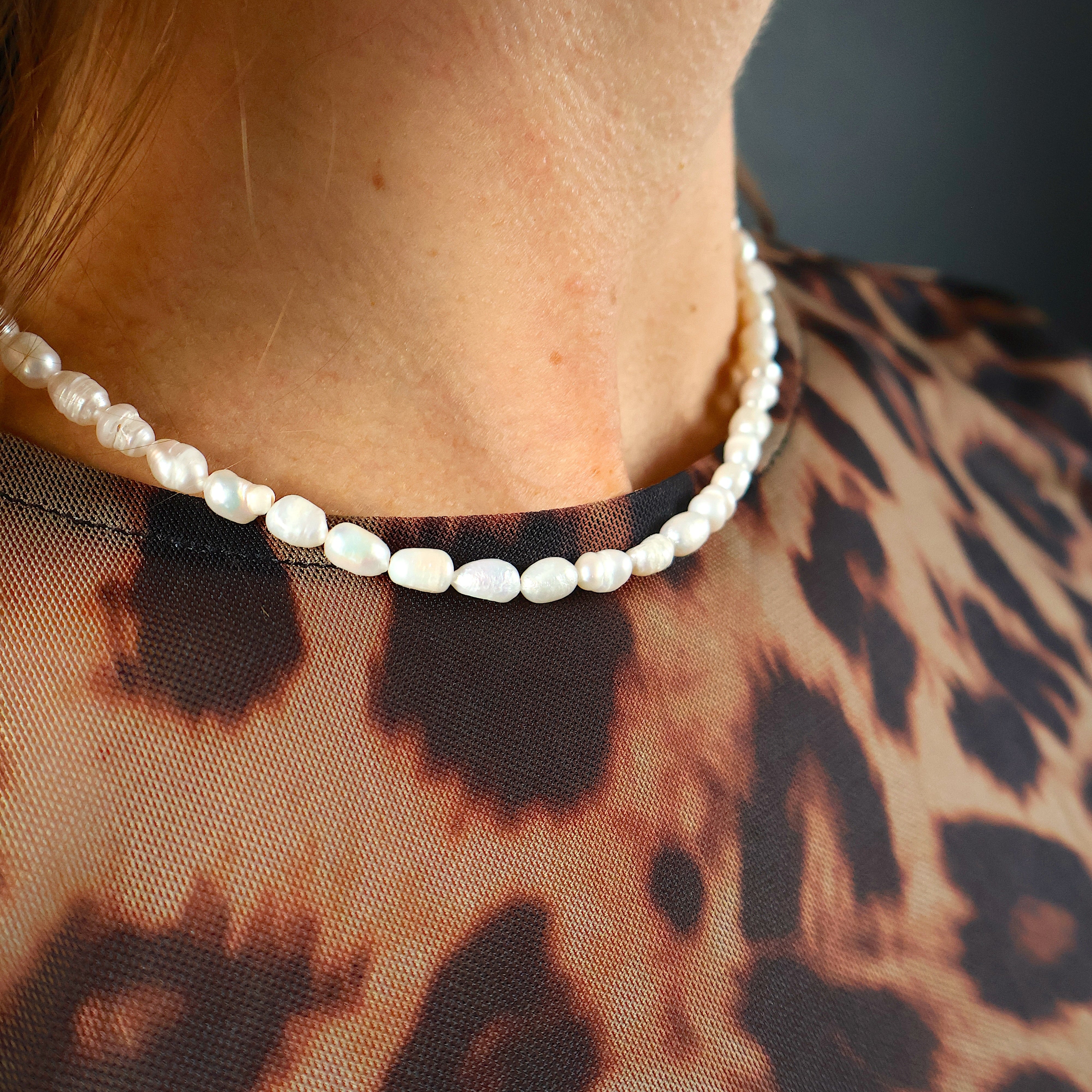 ketting van ovale zoetwaterparels en sterling zilveren sluiting