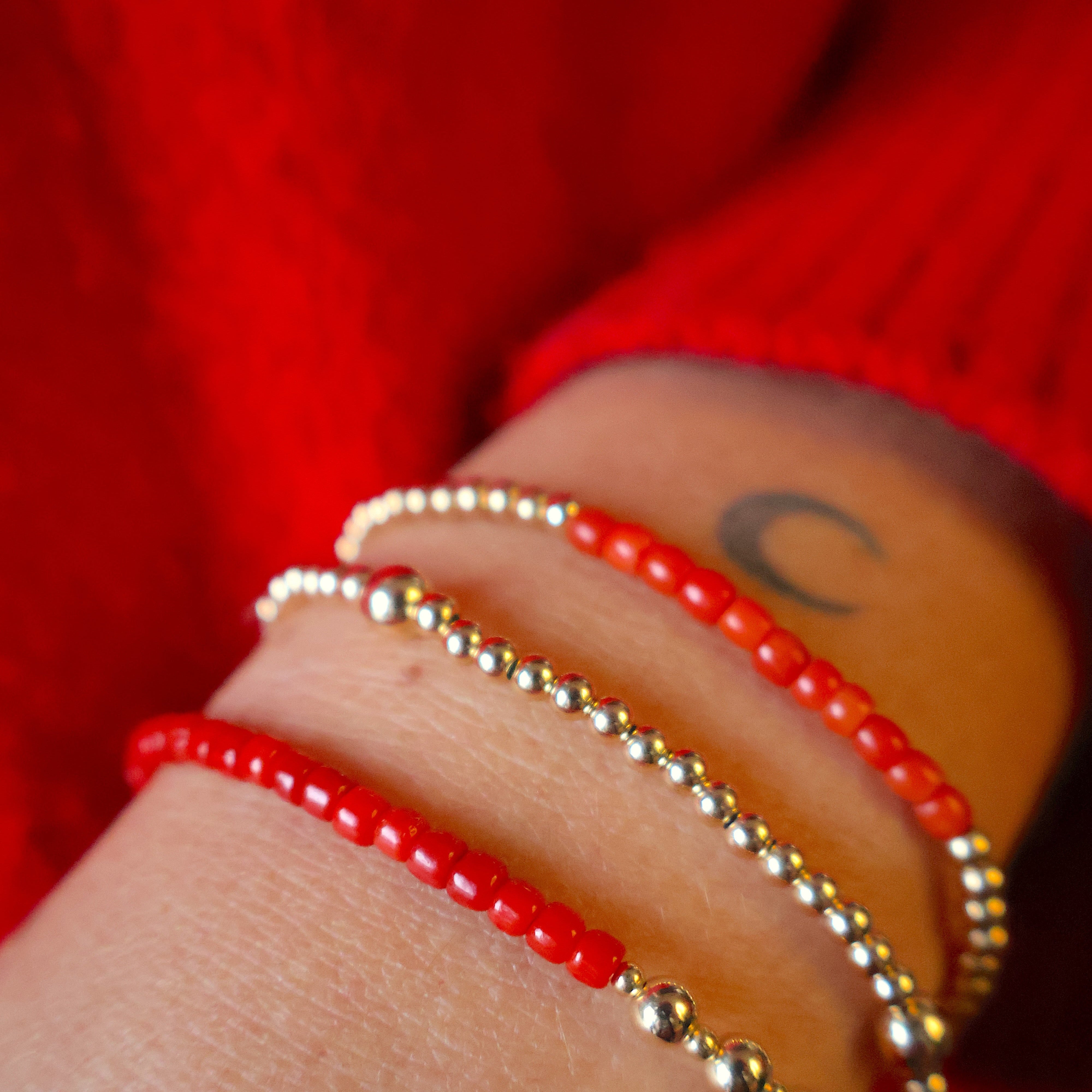 armband goldfilled en bloedkoraal kralen