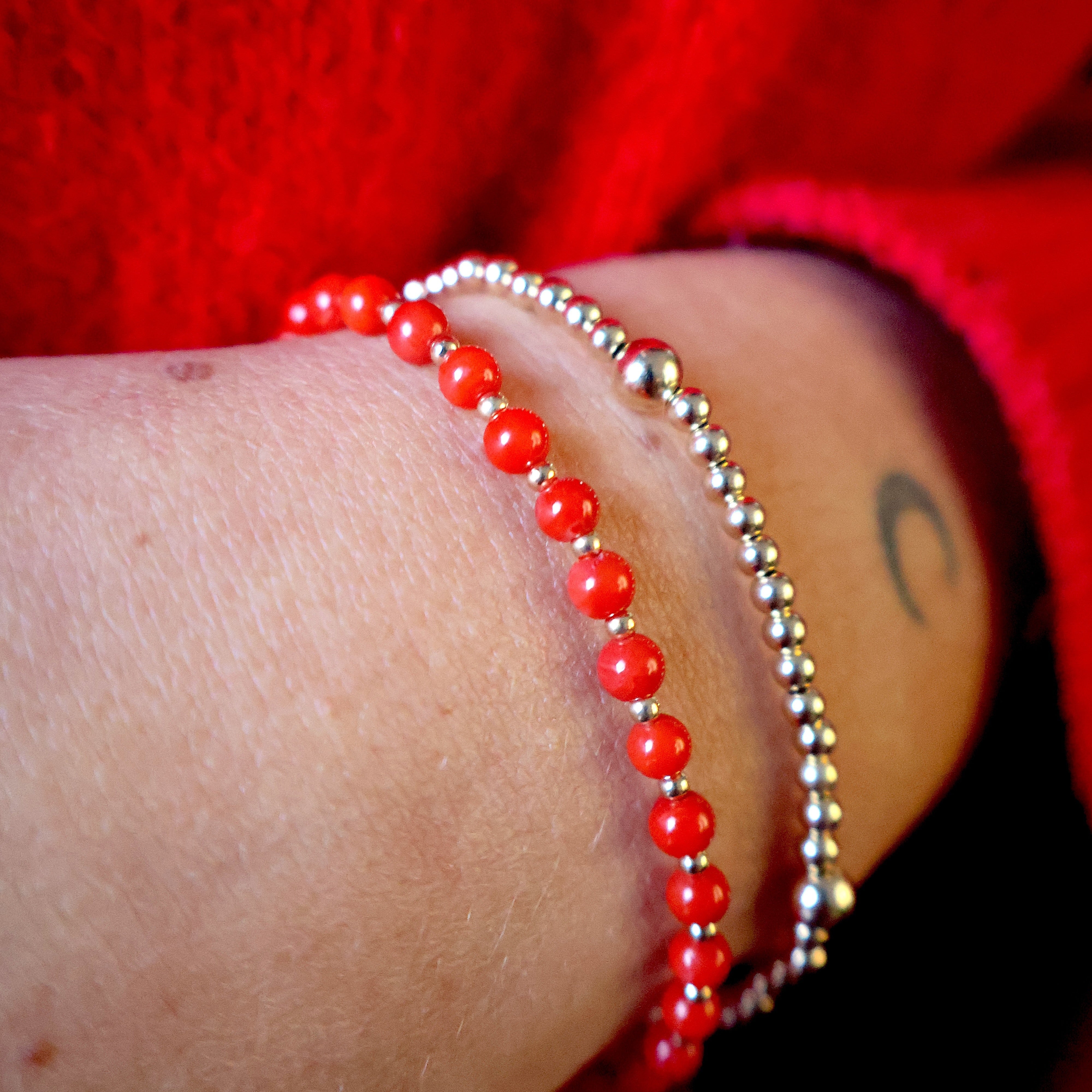 armband van ronde bloedkoraal en goldfilled kralen