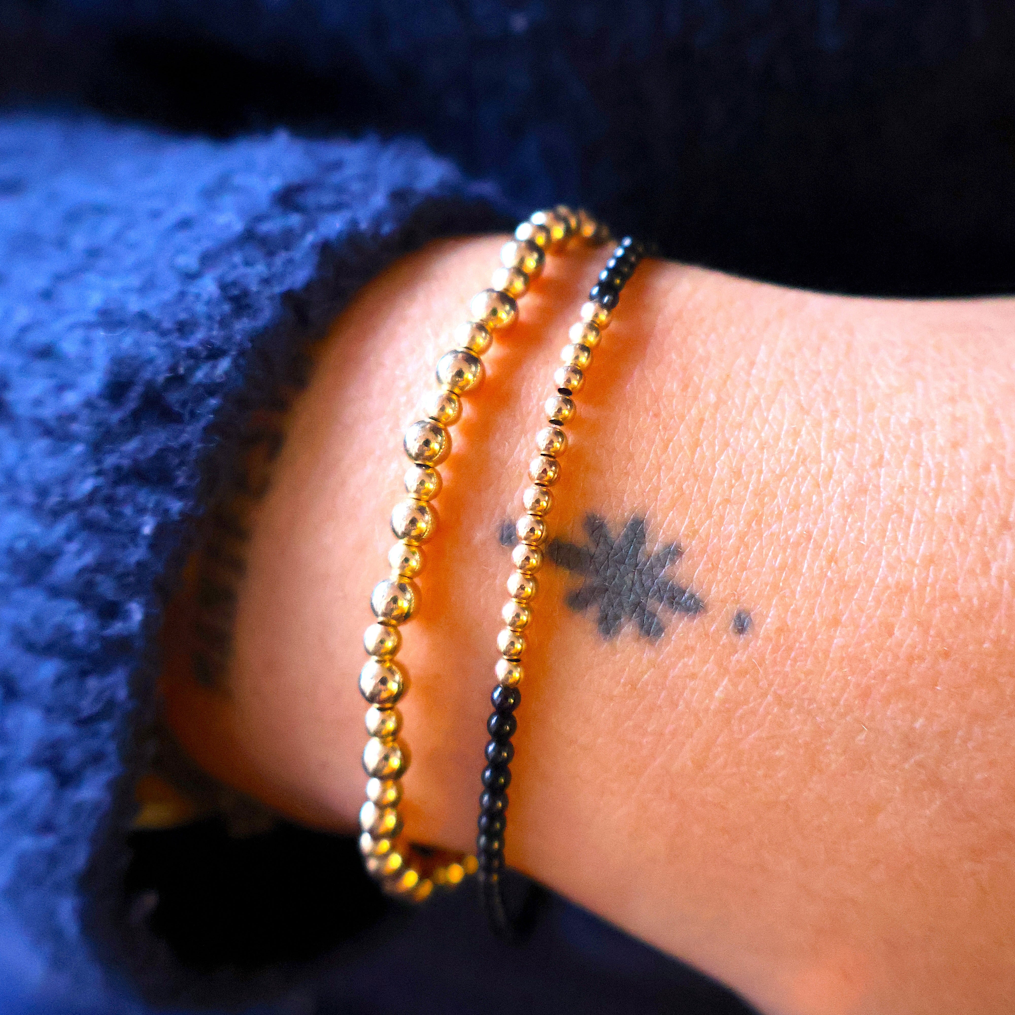 armband van fijne onyx  en goldfilled kralen