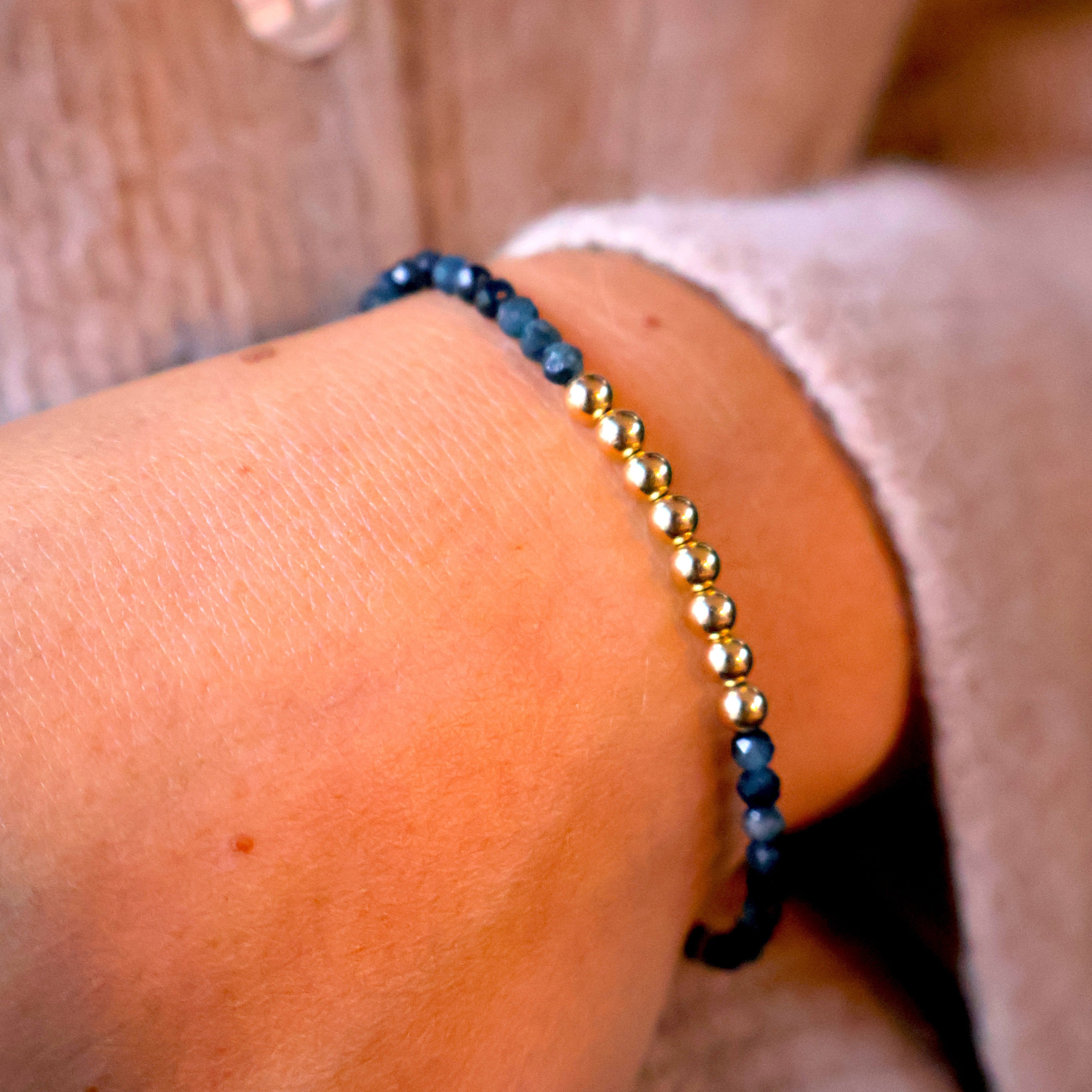 armband van facet geslepen blauwe toermalijn en goldfilled kralen