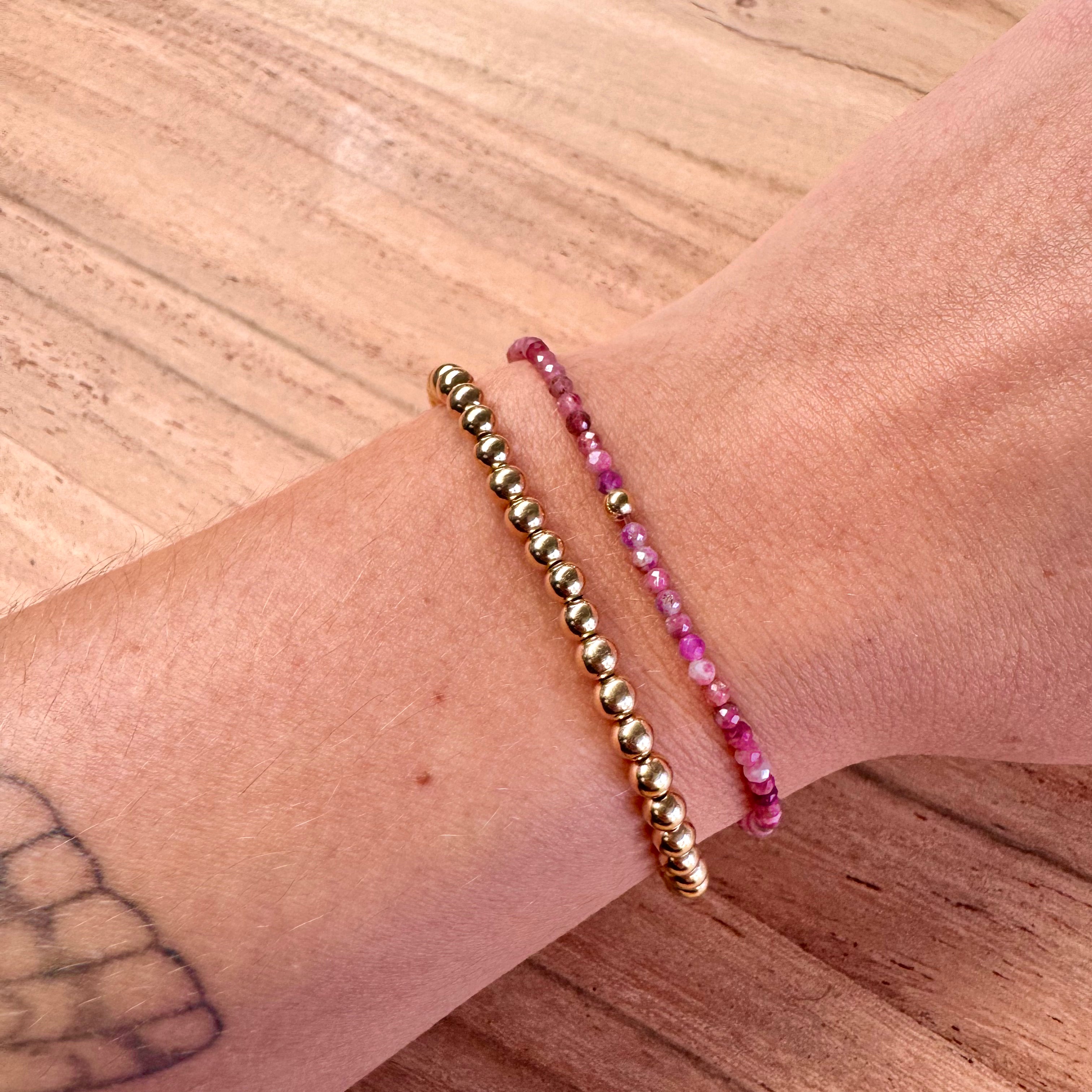 fijn armbandje van facet geslepen roze toermalijn  en goldfilled kraaltjes