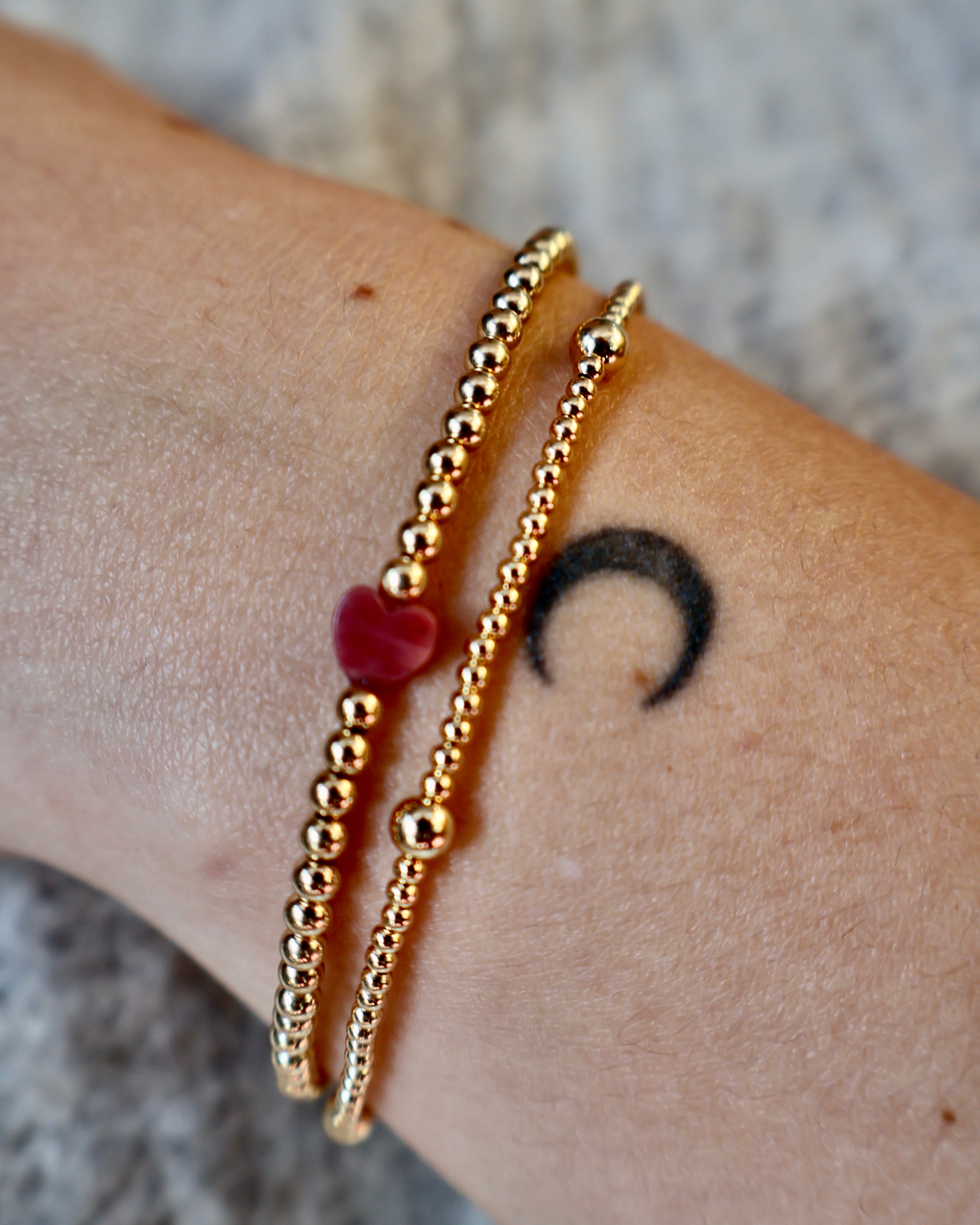 armband van goldfilled kralen met natuursteen roze hartjes