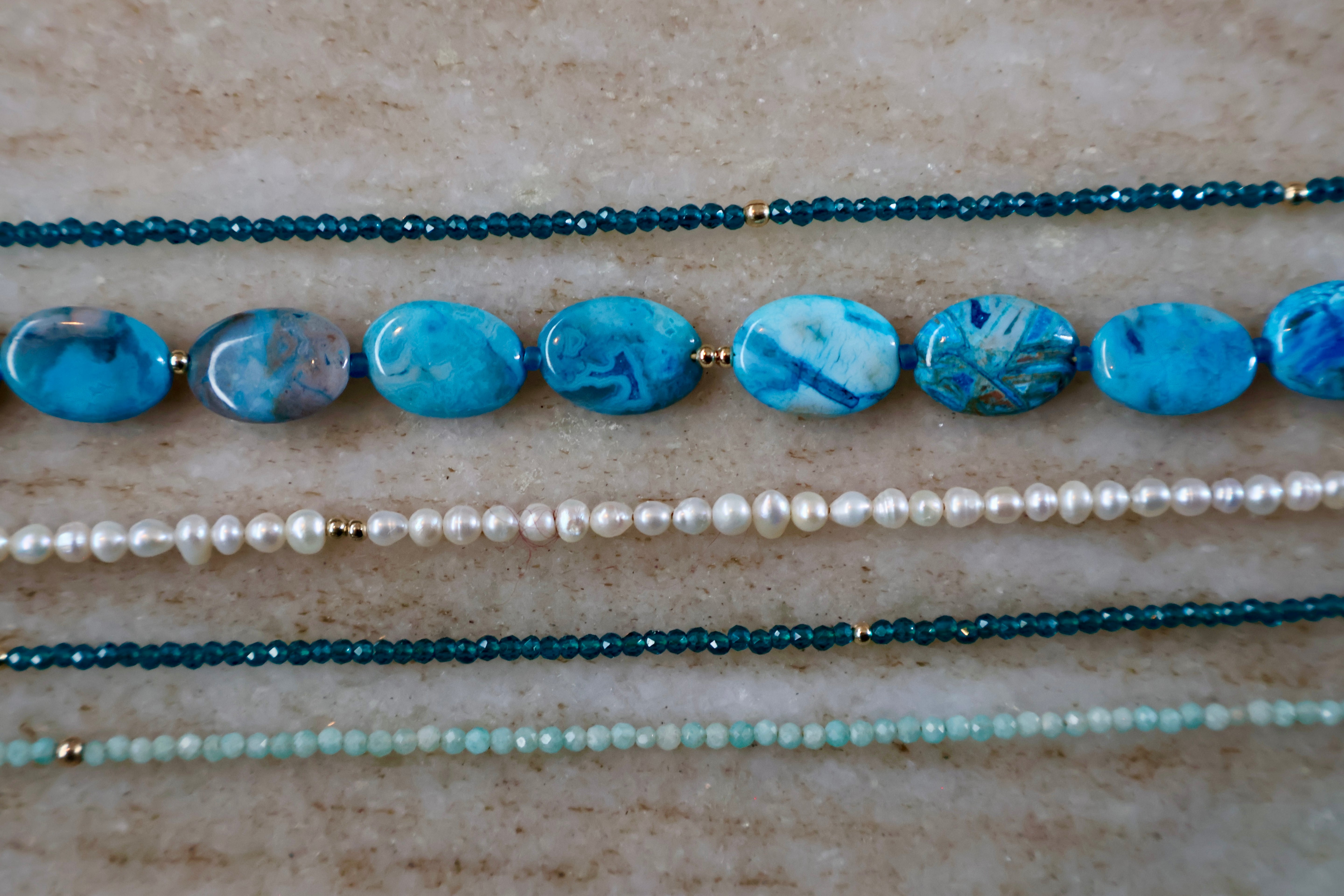 ketting van platte agaat stenen en een aantal goldfilled kraaltjes