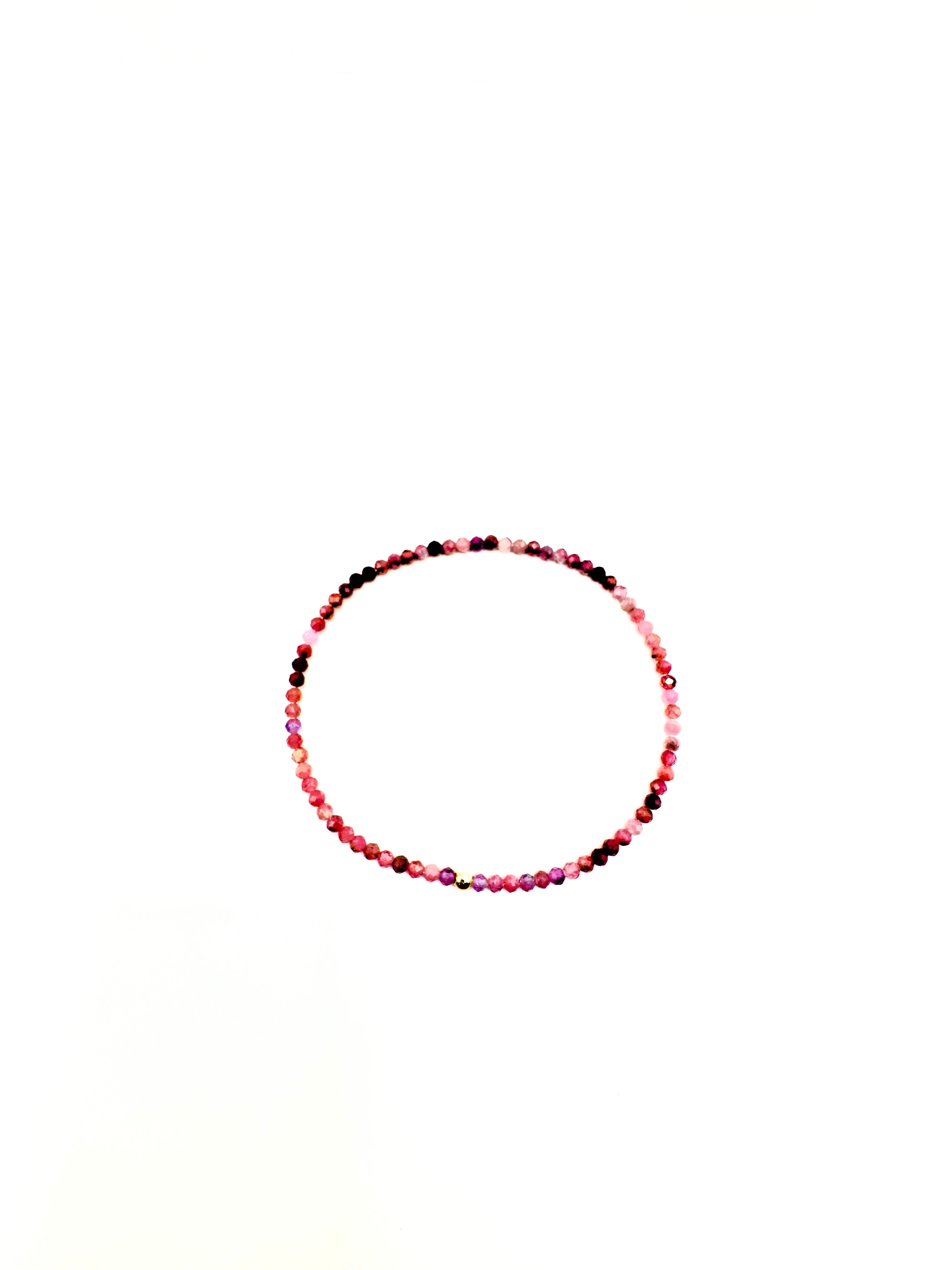 fijn armbandje van roze toermalijn facet en  goldfilled kraaltjes