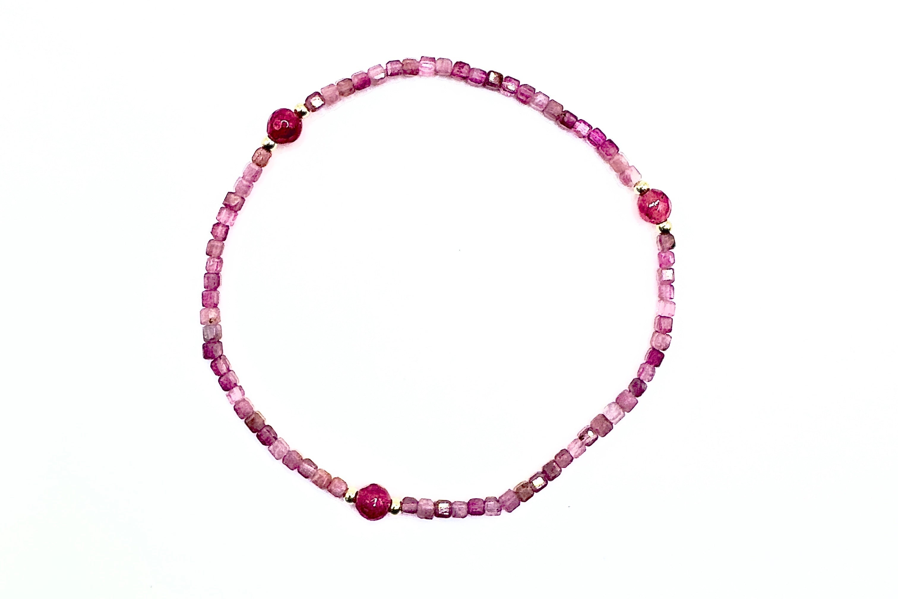 fijn armbandje van roze toermalijn facet,  roze kwarts en goldfilled kralen