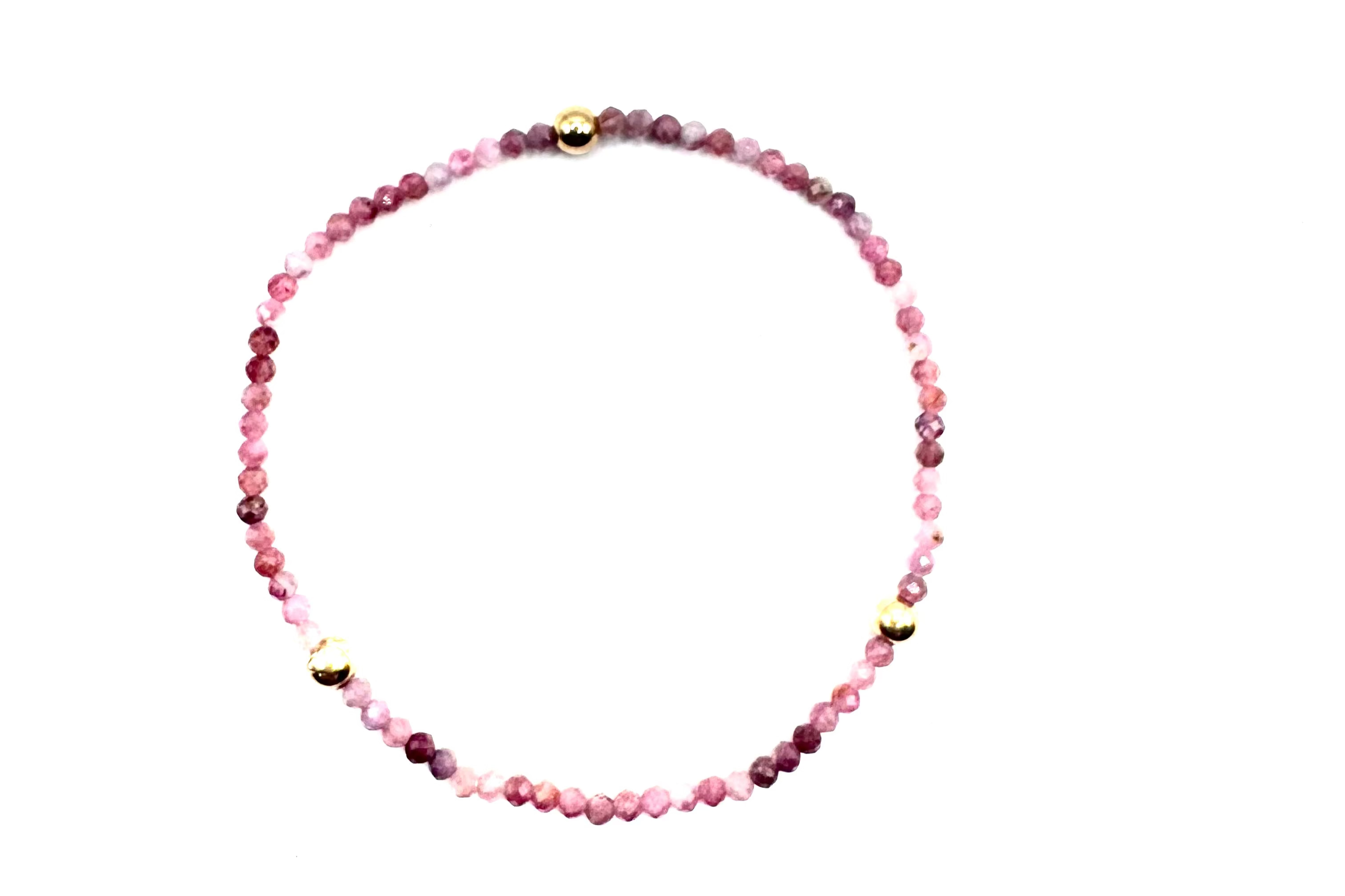 fijn armbandje van facet geslepen roze toermalijn  en goldfilled kraaltjes